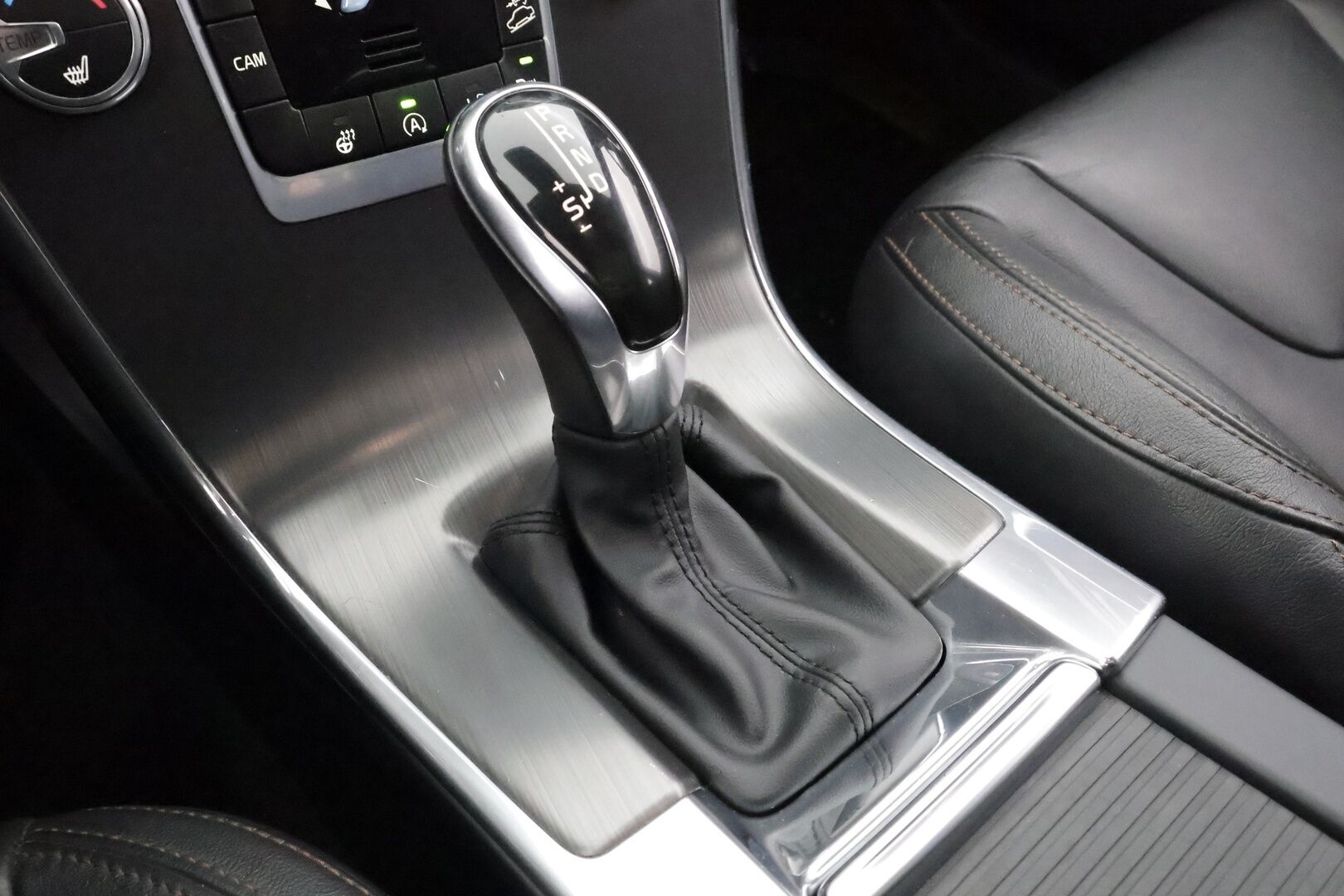 Volvo XC60 2016 D4 AWD Summum aut * ACC / Webasto / Panorama / Koukku / Aktiiv.Xenon / Muistipenkki / BLIS / P.kamera / Keyless / Nahat * - Kahdet renkaat aluvanteilla / Huippuvarusteet