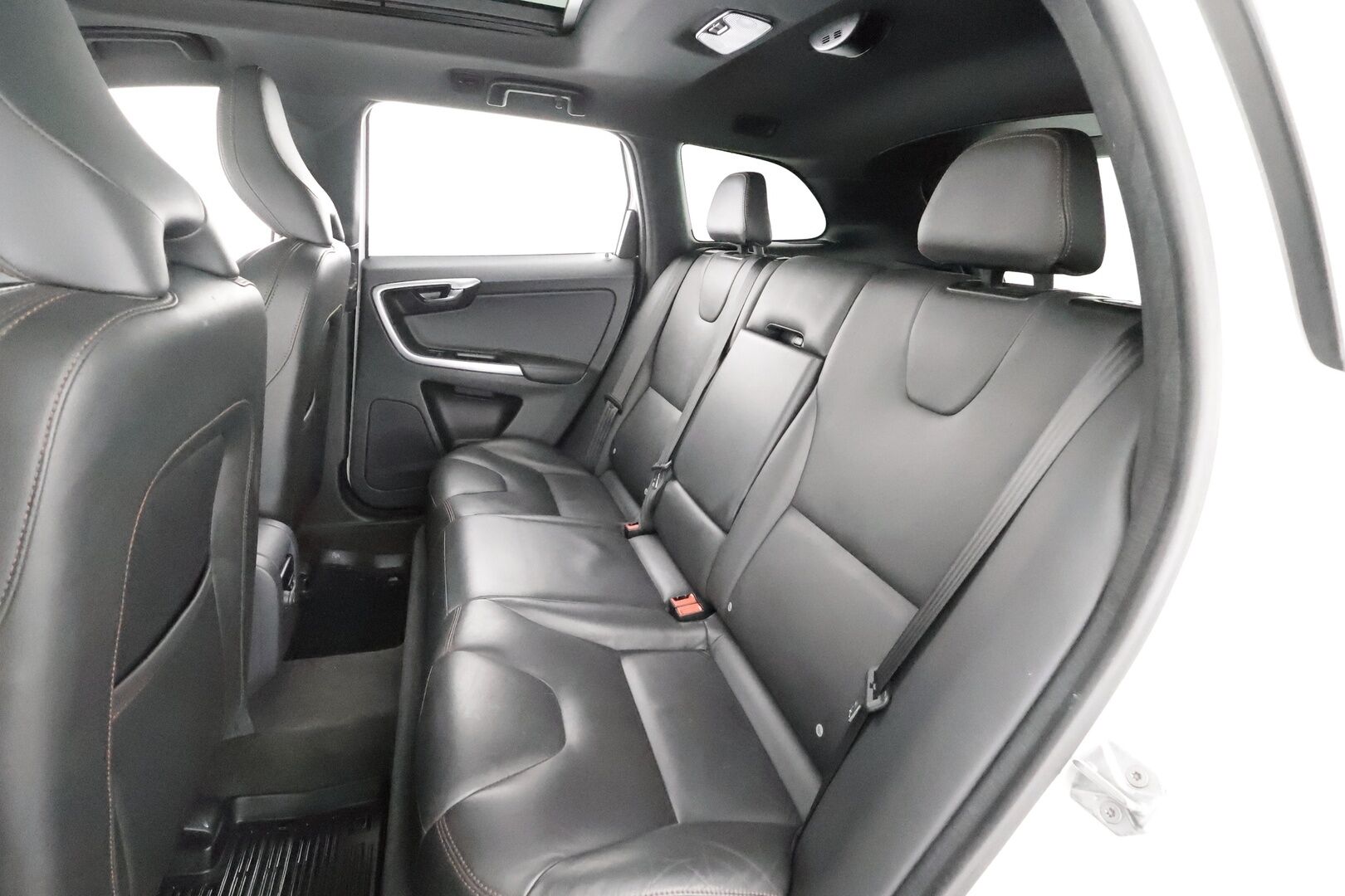 Volvo XC60 2016 D4 AWD Summum aut * ACC / Webasto / Panorama / Koukku / Aktiiv.Xenon / Muistipenkki / BLIS / P.kamera / Keyless / Nahat * - Kahdet renkaat aluvanteilla / Huippuvarusteet