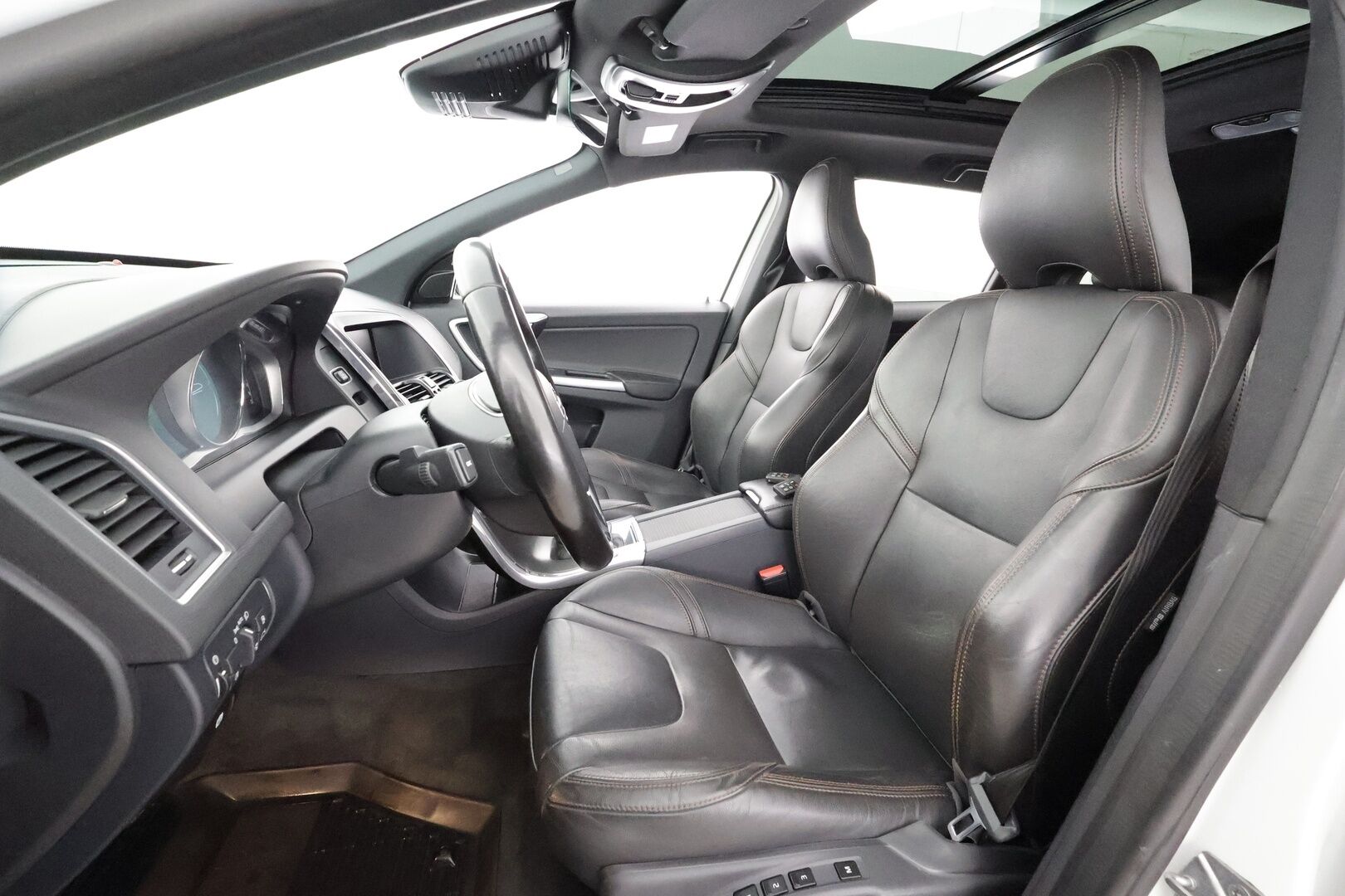 Volvo XC60 2016 D4 AWD Summum aut * ACC / Webasto / Panorama / Koukku / Aktiiv.Xenon / Muistipenkki / BLIS / P.kamera / Keyless / Nahat * - Kahdet renkaat aluvanteilla / Huippuvarusteet