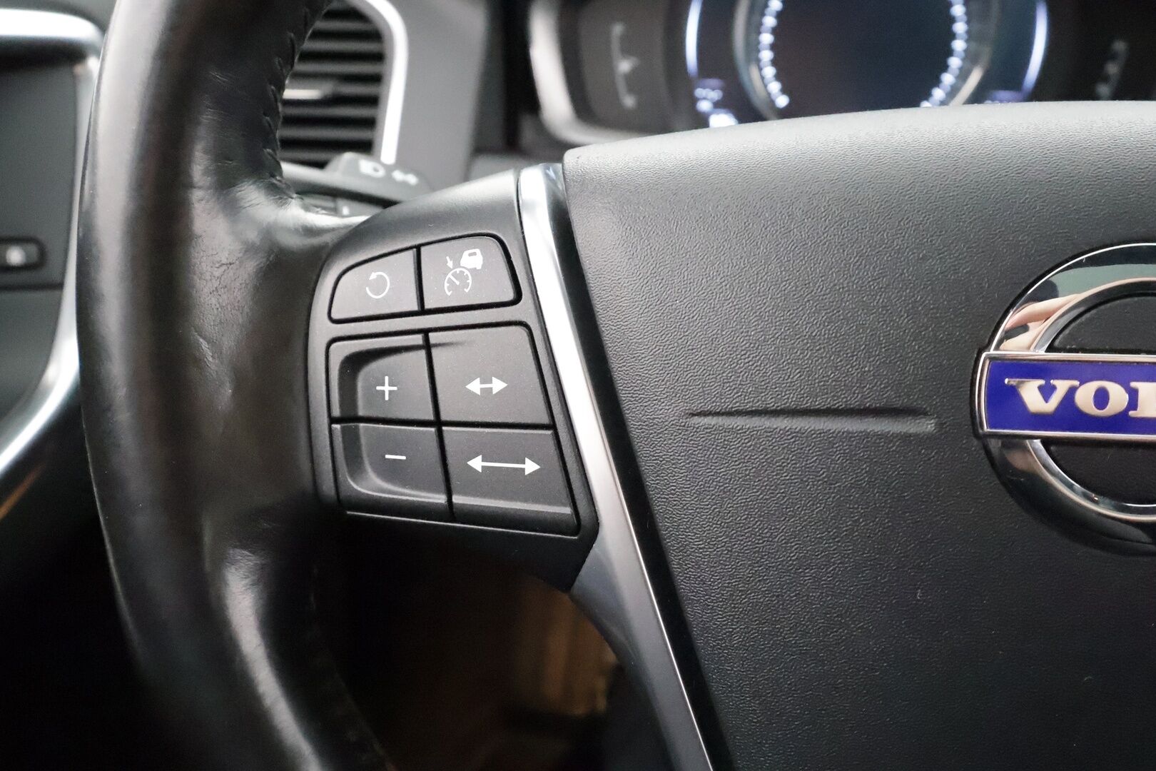 Volvo XC60 2016 D4 AWD Summum aut * ACC / Webasto / Panorama / Koukku / Aktiiv.Xenon / Muistipenkki / BLIS / P.kamera / Keyless / Nahat * - Kahdet renkaat aluvanteilla / Huippuvarusteet