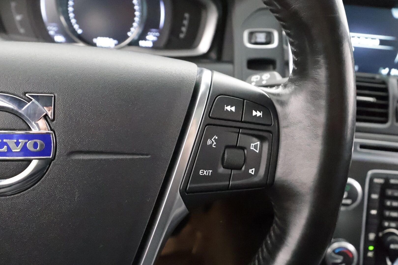 Volvo XC60 2016 D4 AWD Summum aut * ACC / Webasto / Panorama / Koukku / Aktiiv.Xenon / Muistipenkki / BLIS / P.kamera / Keyless / Nahat * - Kahdet renkaat aluvanteilla / Huippuvarusteet