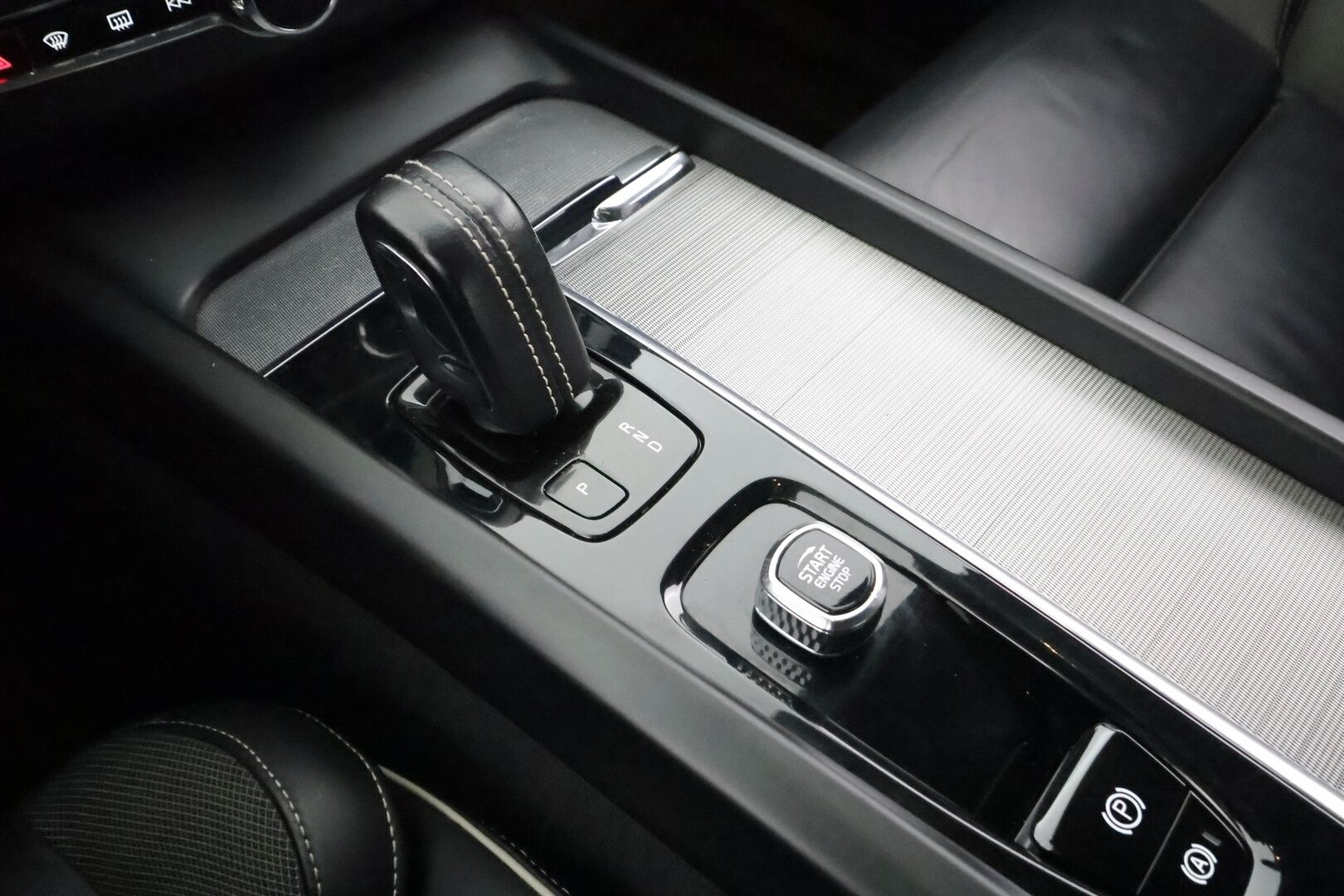 Volvo XC60 2022 B4 AWD D-MHEV Business R-Design Edition aut * Pilot assist / LED / Webasto / Koukku / Muistipenkki / P.Kamera * - Suomi-auto / Kahdet Renkaat / Merkkihuollettu