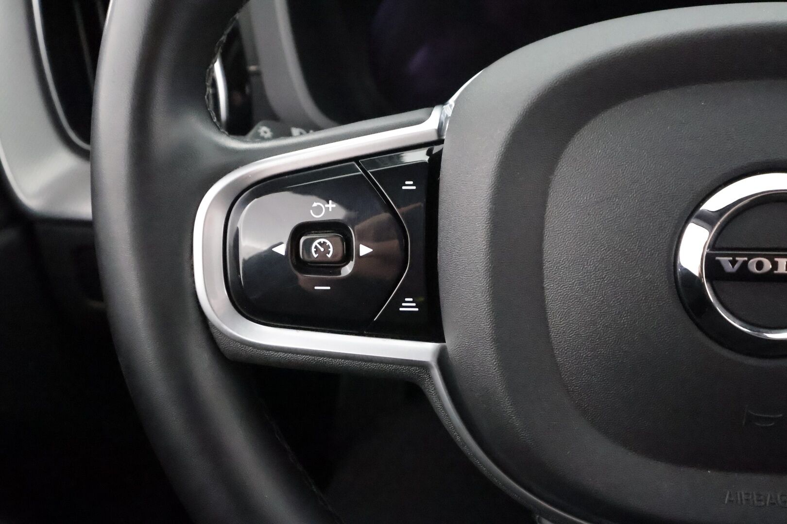 Volvo XC60 2022 B4 AWD D-MHEV Business R-Design Edition aut * Pilot assist / LED / Webasto / Koukku / Muistipenkki / P.Kamera * - Suomi-auto / Kahdet Renkaat / Merkkihuollettu