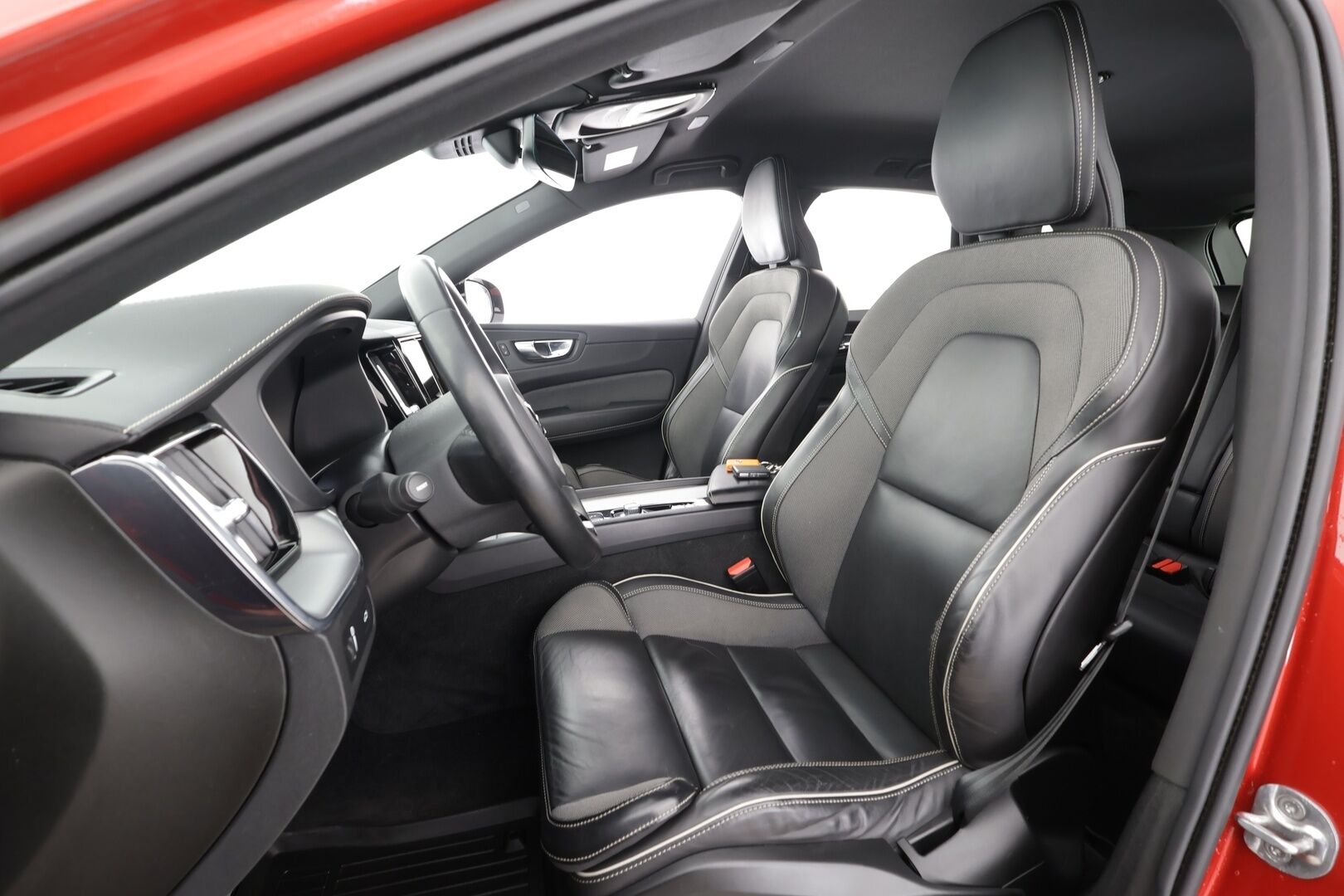 Volvo XC60 2022 B4 AWD D-MHEV Business R-Design Edition aut * Pilot assist / LED / Webasto / Koukku / Muistipenkki / P.Kamera * - Suomi-auto / Kahdet Renkaat / Merkkihuollettu