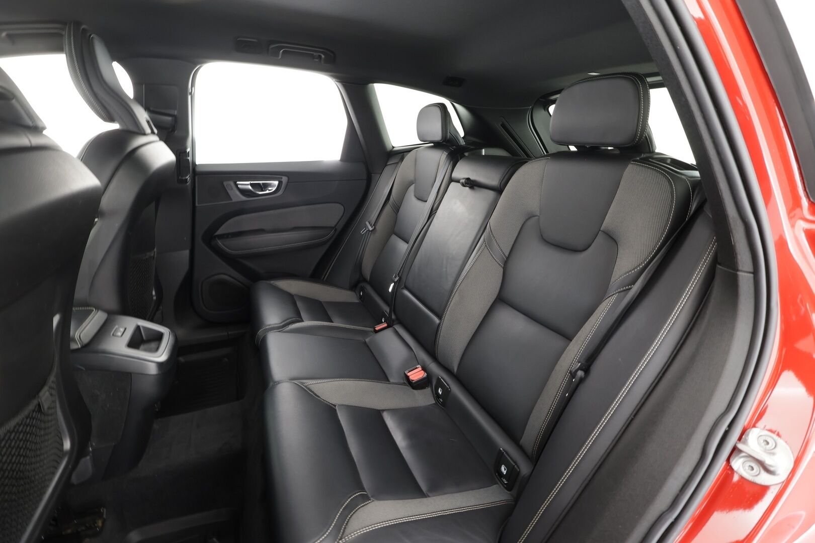 Volvo XC60 2022 B4 AWD D-MHEV Business R-Design Edition aut * Pilot assist / LED / Webasto / Koukku / Muistipenkki / P.Kamera * - Suomi-auto / Kahdet Renkaat / Merkkihuollettu