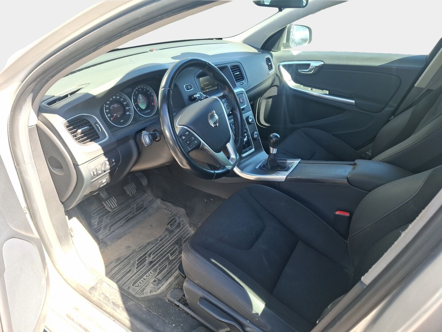 Volvo S60 2011 T3 Momentum *Vakkari / Koukku / Lohko / Tutka / Bluetooth* - Kahdet renkaat / Särmä huoltohistoria!