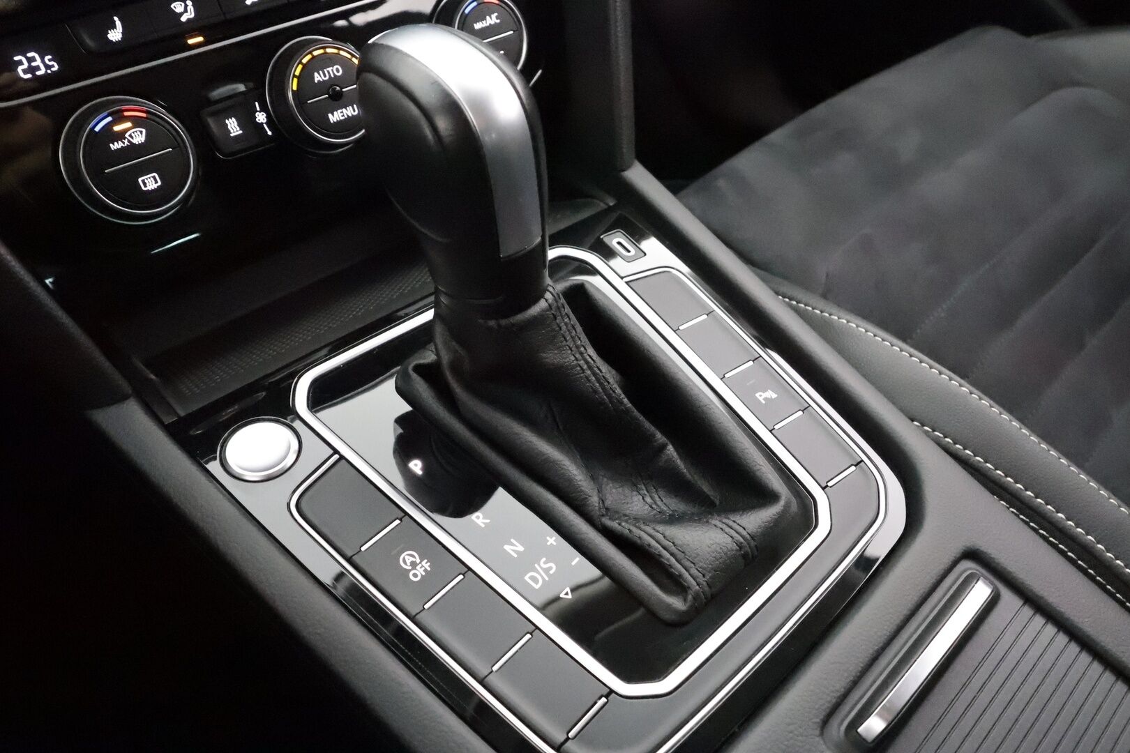 Volkswagen Passat 2020 Variant R-Line 1,5 TSI EVO 110 kW DSG * ACC / P.kamera / IQ.Light / Koukku / Webasto / Navi / Puolinahat * - Suomi-auto / Kahdet renkaat aluvanteilla - HULLU BLACKWEEK KORKOTARJOUS 2,49%