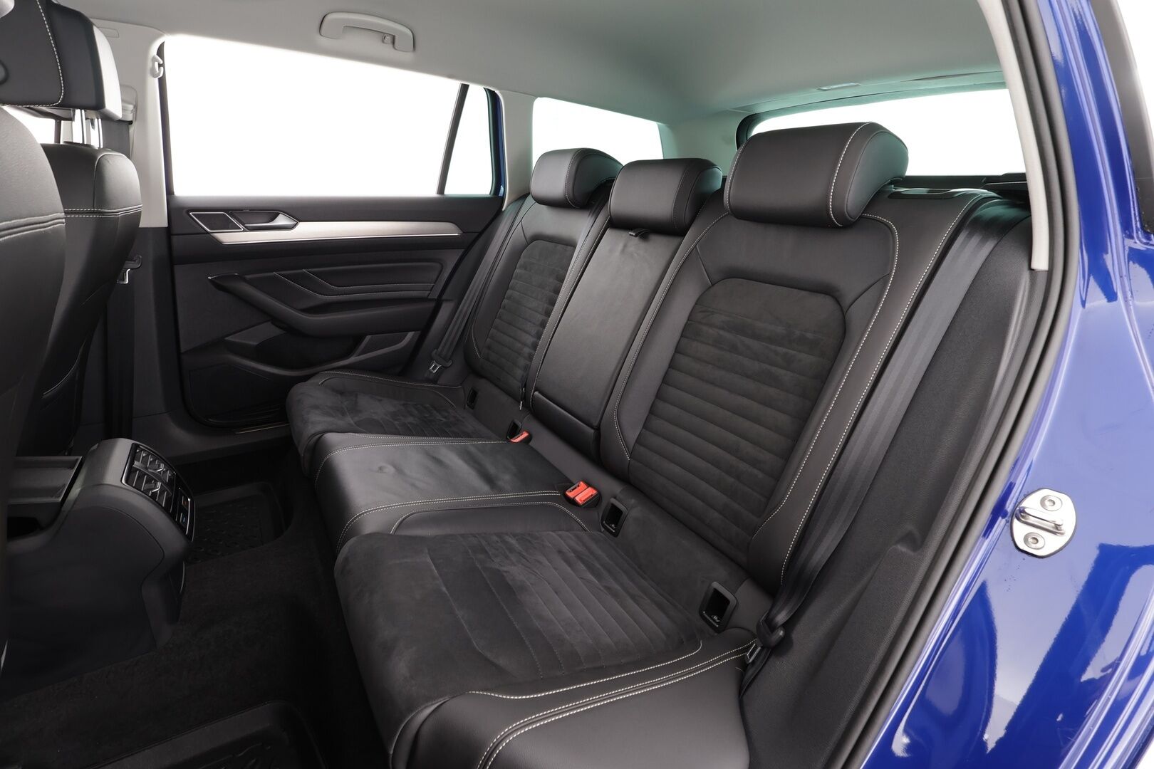 Volkswagen Passat 2020 Variant R-Line 1,5 TSI EVO 110 kW DSG * ACC / P.kamera / IQ.Light / Koukku / Webasto / Navi / Puolinahat * - Suomi-auto / Kahdet renkaat aluvanteilla - HULLU BLACKWEEK KORKOTARJOUS 2,49%