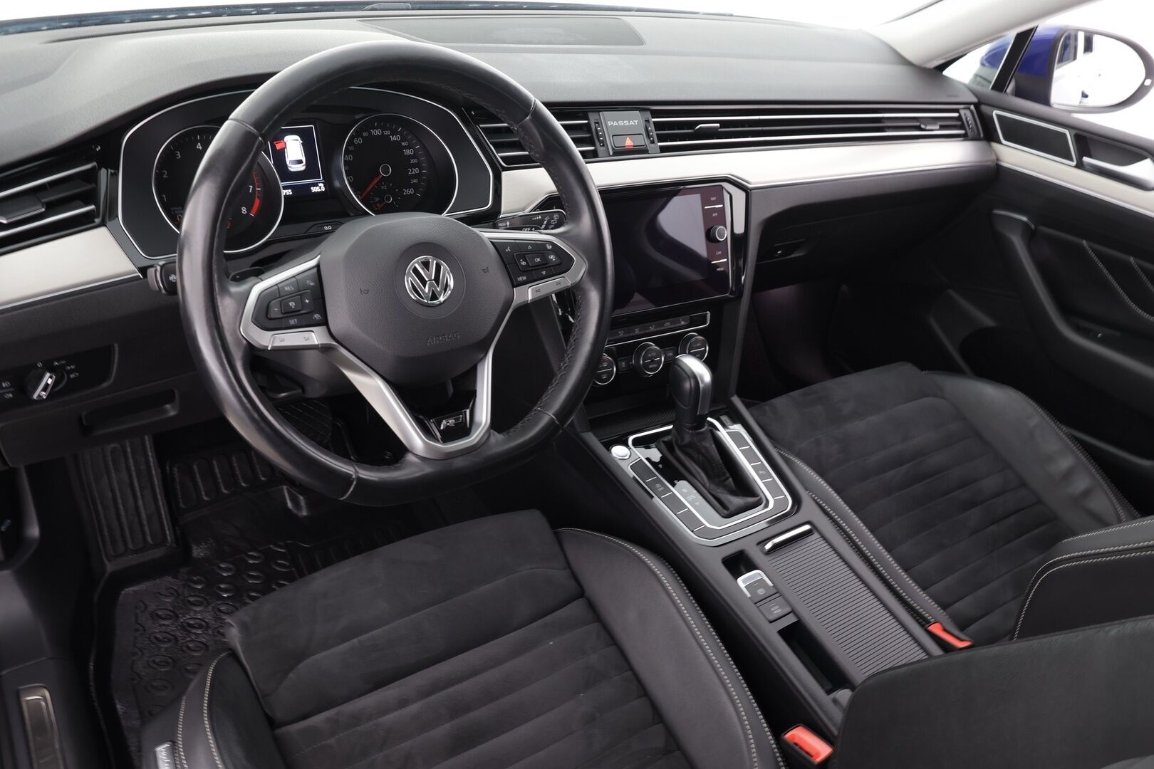 Volkswagen Passat 2020 Variant R-Line 1,5 TSI EVO 110 kW DSG * ACC / P.kamera / IQ.Light / Koukku / Webasto / Navi / Puolinahat * - Suomi-auto / Kahdet renkaat aluvanteilla - HULLU BLACKWEEK KORKOTARJOUS 2,49%