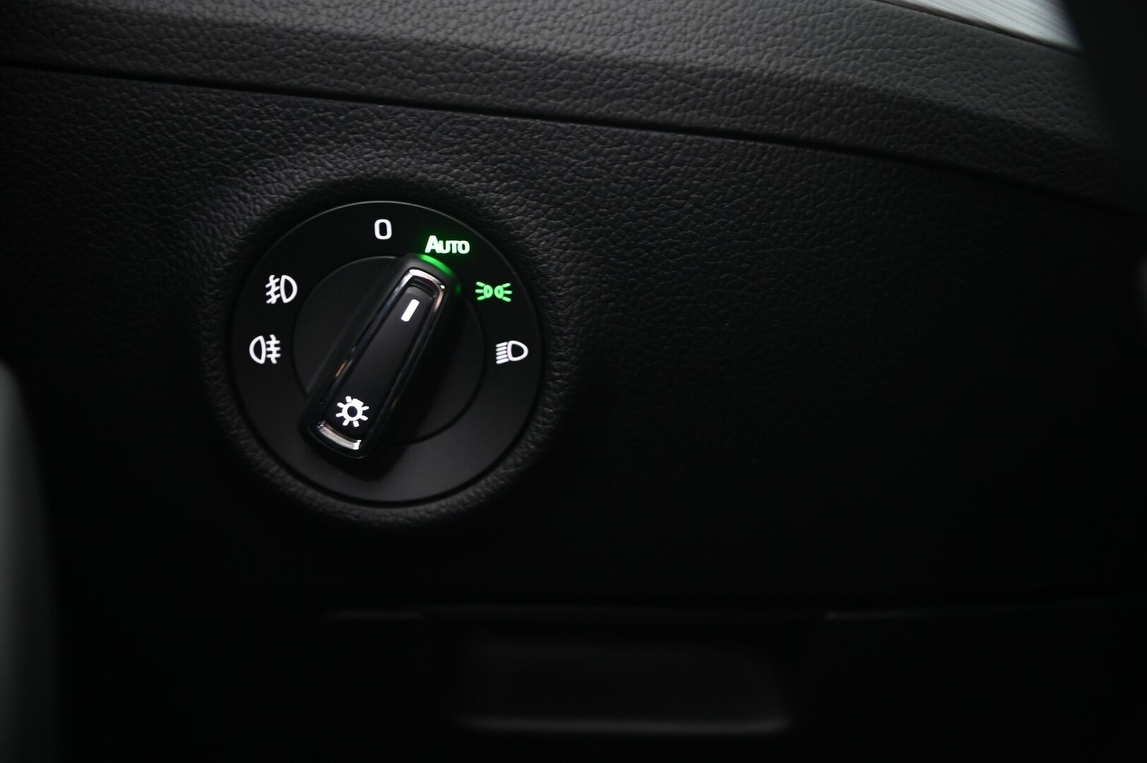 Skoda Superb 2020 Combi 1,4 TSI PHEV Ambition iV DSG Autom. - Merkkihuollettu | Webasto | Taittuva koukku | 360 kamera | ACC | Muistipenkki | KeyLessGo | 2x Renkaat & Aluvanteet | Juuri Katsastettu!