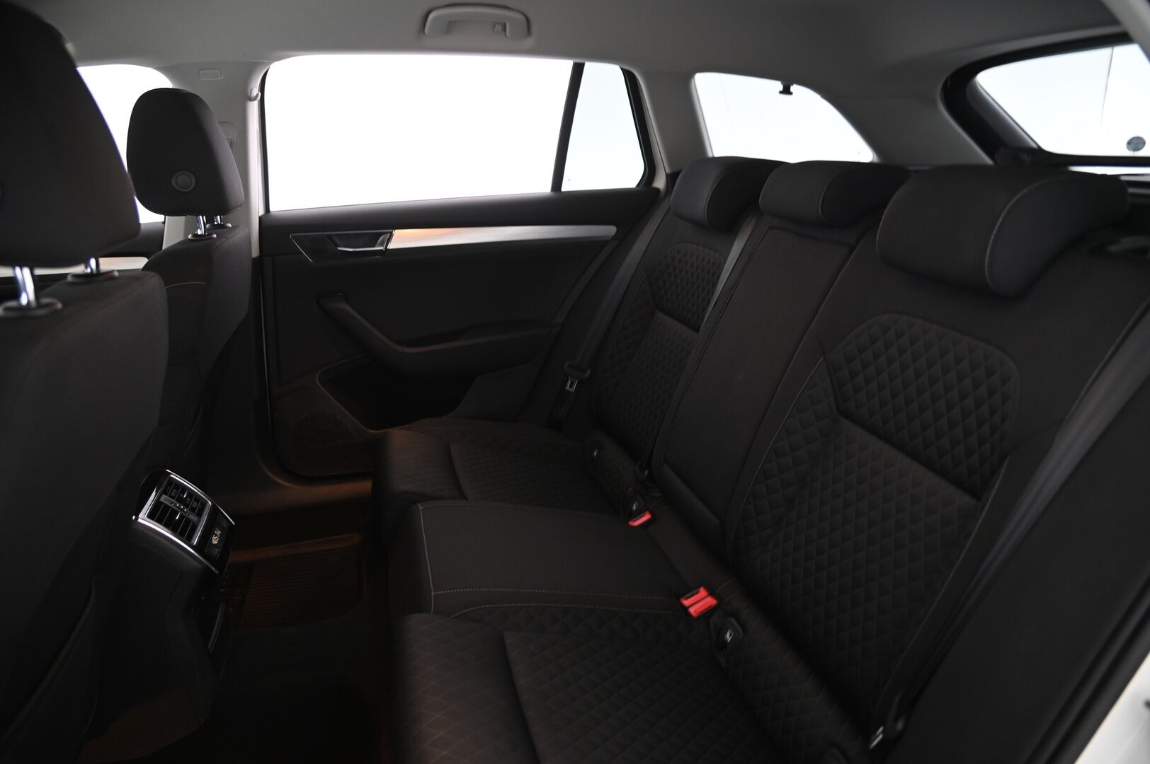 Skoda Superb 2020 Combi 1,4 TSI PHEV Ambition iV DSG Autom. - Merkkihuollettu | Webasto | Taittuva koukku | 360 kamera | ACC | Muistipenkki | KeyLessGo | 2x Renkaat & Aluvanteet | Juuri Katsastettu!