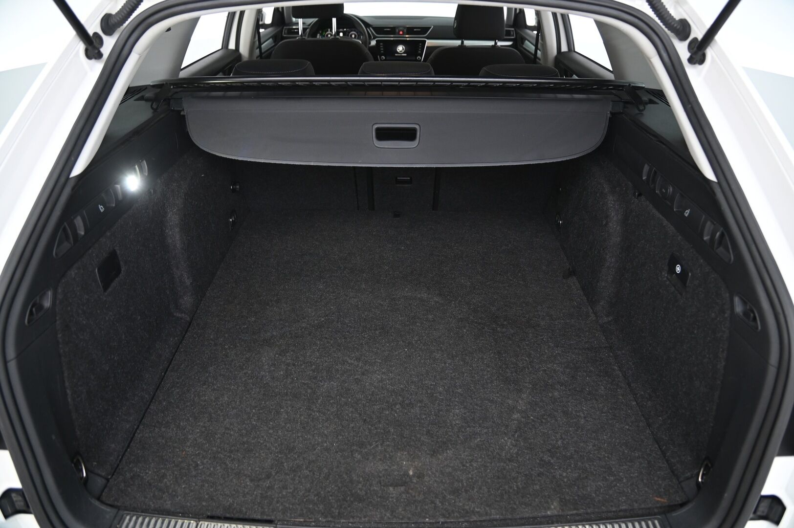 Skoda Superb 2020 Combi 1,4 TSI PHEV Ambition iV DSG Autom. - Merkkihuollettu | Webasto | Taittuva koukku | 360 kamera | ACC | Muistipenkki | KeyLessGo | 2x Renkaat & Aluvanteet | Juuri Katsastettu!
