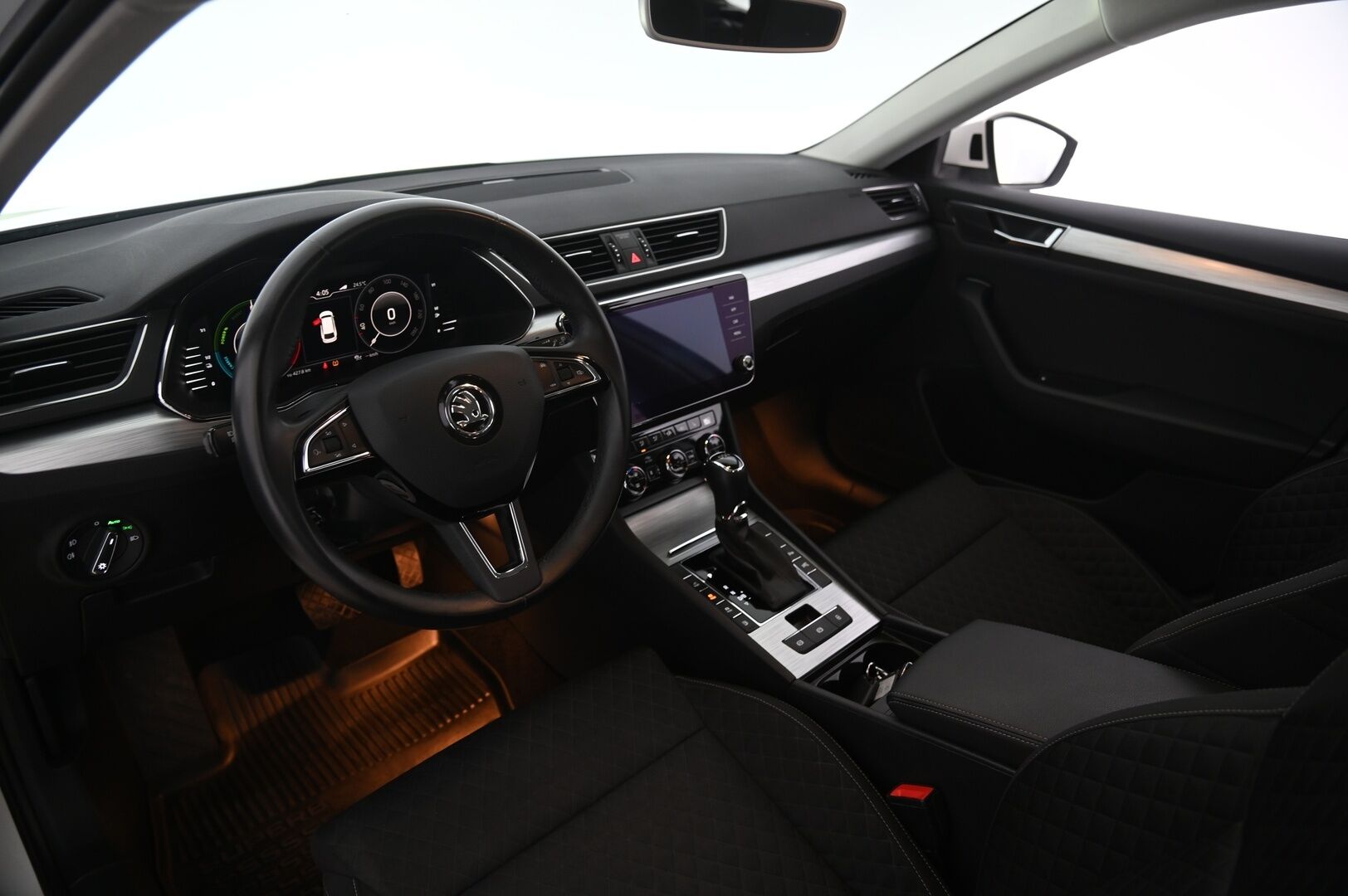Skoda Superb 2020 Combi 1,4 TSI PHEV Ambition iV DSG Autom. - Merkkihuollettu | Webasto | Taittuva koukku | 360 kamera | ACC | Muistipenkki | KeyLessGo | 2x Renkaat & Aluvanteet | Juuri Katsastettu!