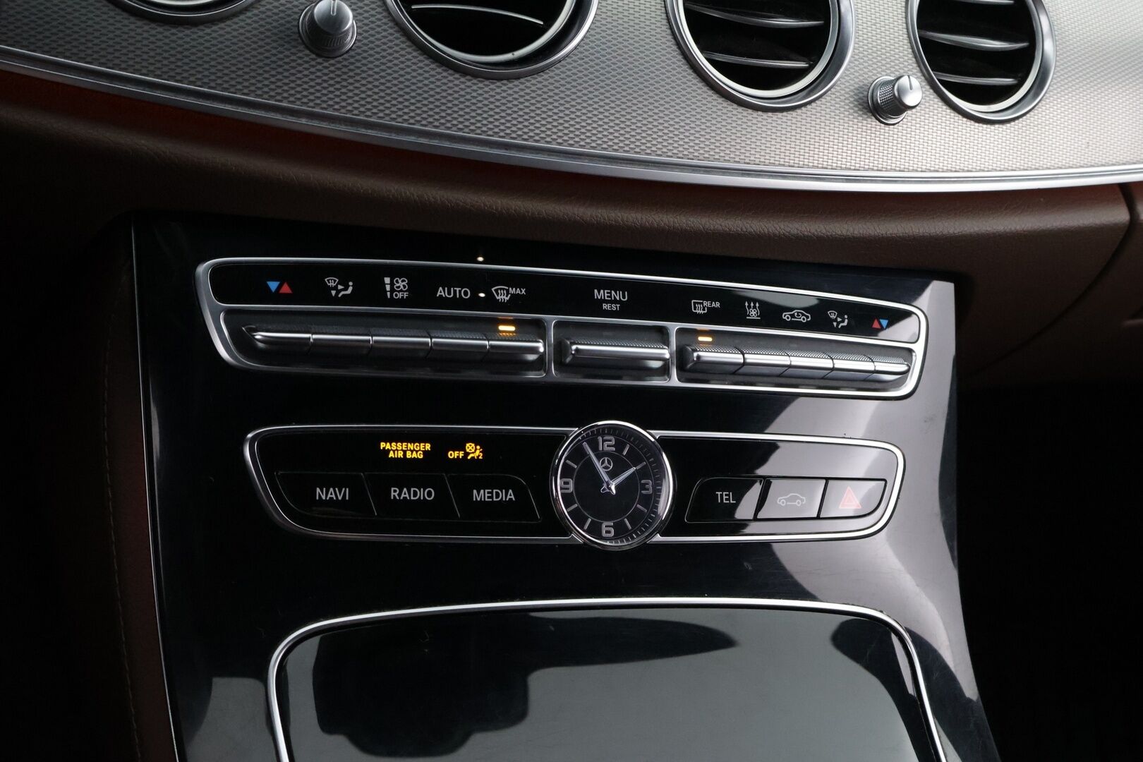Mercedes-Benz E 2018 220d 4Matic T A Premium Business - Webasto | Koukku | Distronic+ | Multibeam LED | Ilmastoidut Nahat | Peruutuskamera | Supervarusteet!