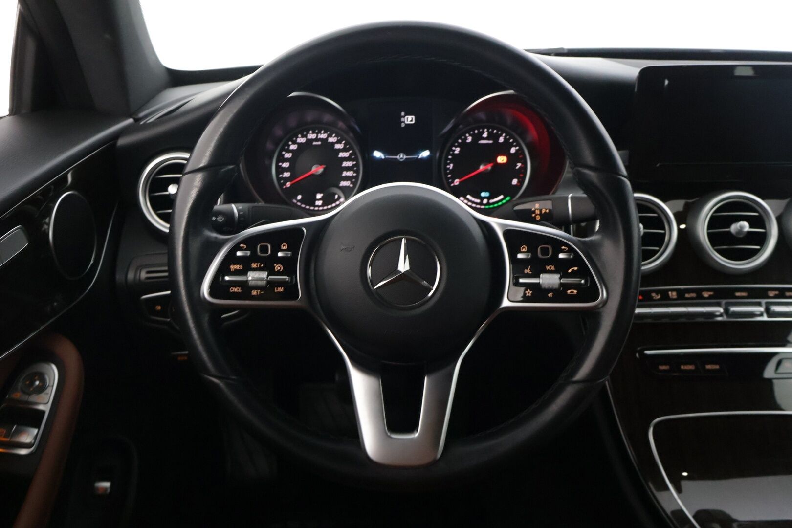 Mercedes-Benz C 2020 200 Coupé A - | Suomi-auto | P-Kamera | Ruskeat sporttinahat / LED High Performance | Koukku |