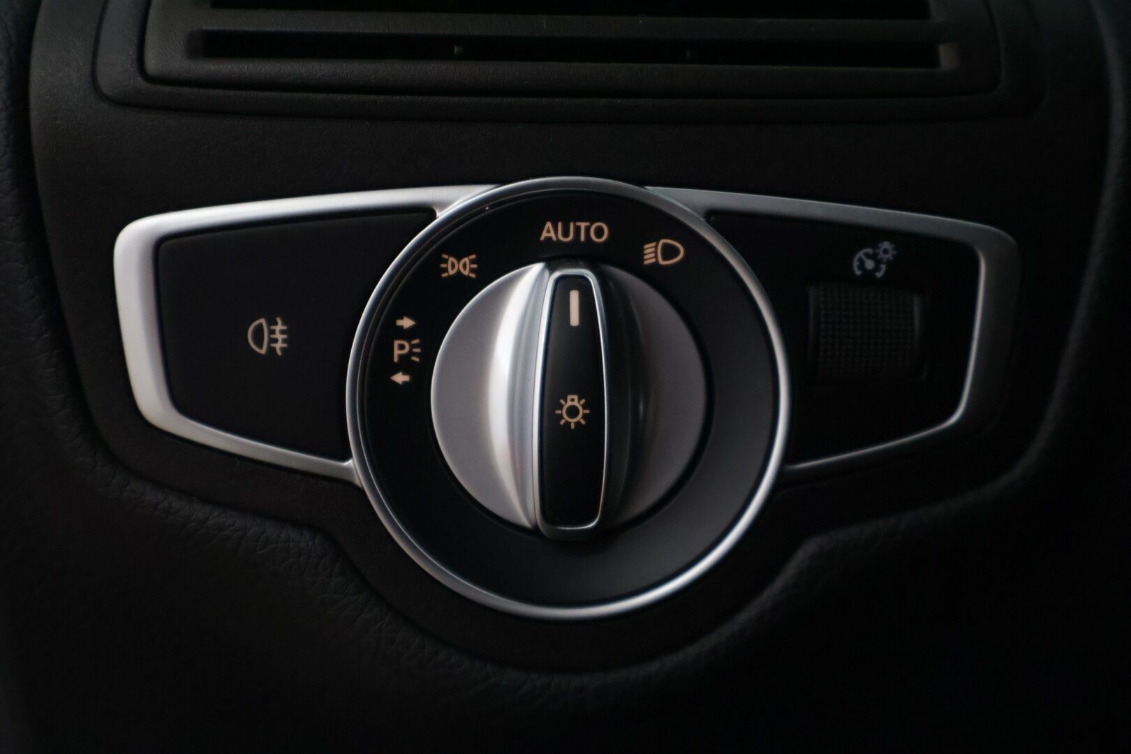 Mercedes-Benz C 2020 200 Coupé A - | Suomi-auto | P-Kamera | Ruskeat sporttinahat / LED High Performance | Koukku |