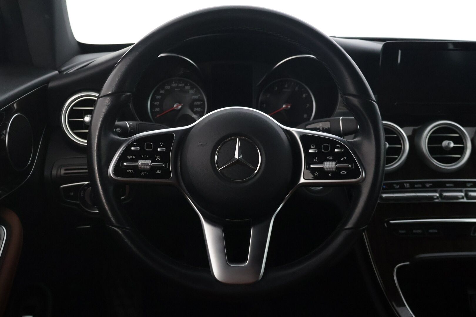 Mercedes-Benz C 2020 200 Coupé A - | Suomi-auto | P-Kamera | Ruskeat sporttinahat / LED High Performance | Koukku |