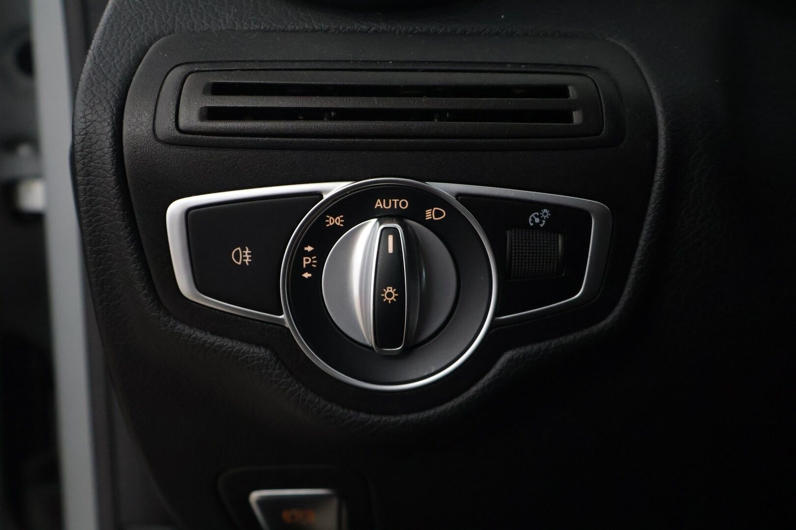Mercedes-Benz C 2020 200 Coupé A - | Suomi-auto | P-Kamera | Ruskeat sporttinahat / LED High Performance | Koukku |