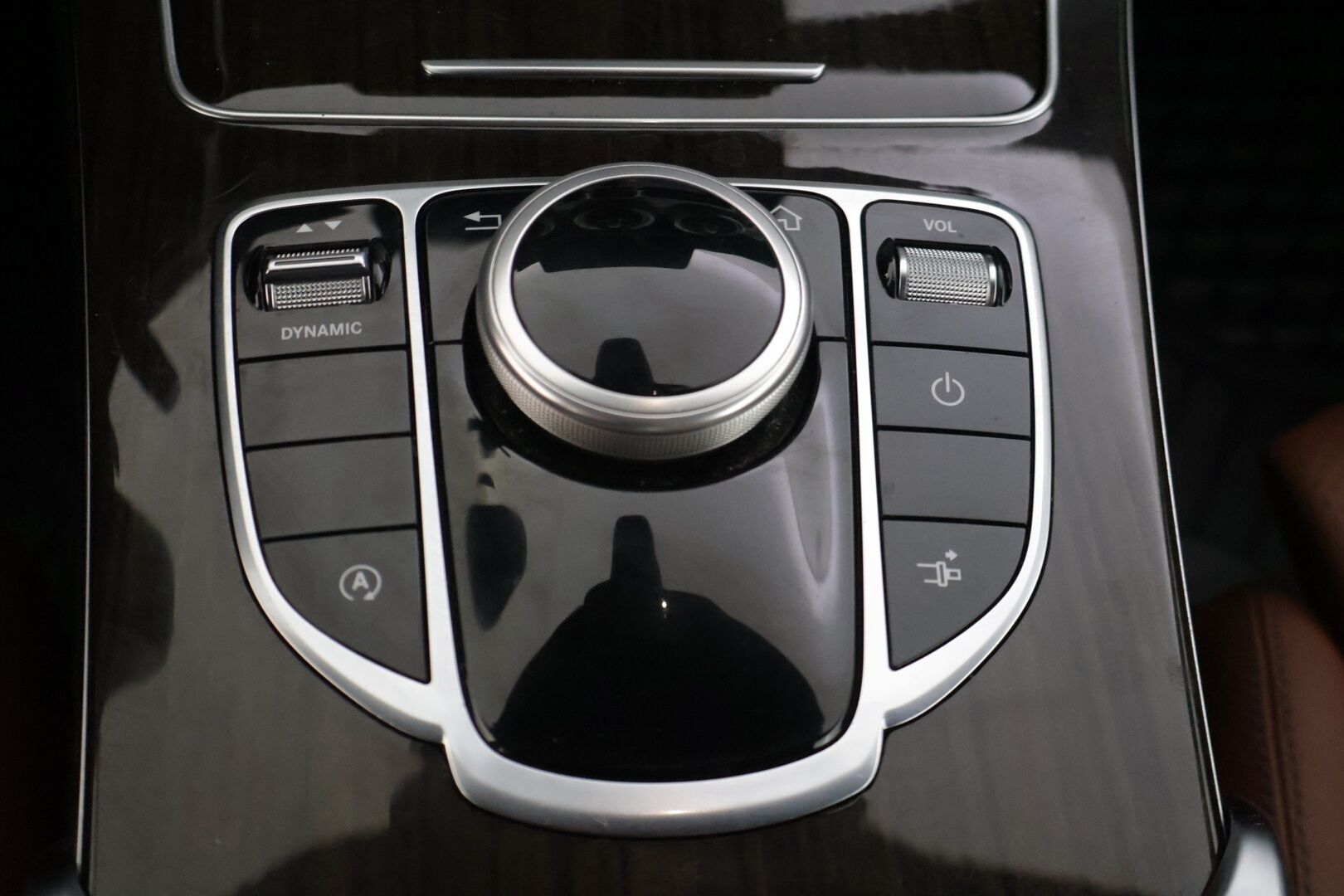 Mercedes-Benz C 2020 200 Coupé A - | Suomi-auto | P-Kamera | Ruskeat sporttinahat / LED High Performance | Koukku |