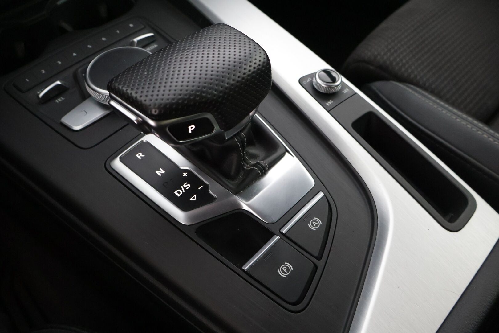 Audi A5 2017 Coupé Business Sport 2,0 TFSI 185 kW quattro  * Digimittaristo / Vakkari / S-line / Koukku / Rotor / Flat Bottom * - * Todella hieno ja harvinainen 2 ovinen coupe tarjolla! Paras väriyhdistelmä, ulko ja sisä S-Linellä! *
