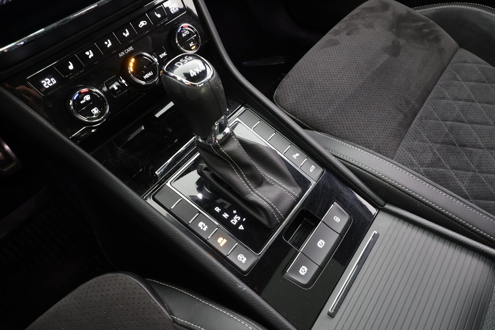 Skoda Superb 2018 2,0 TSI 4x4 SportLine DSG - ACC | Canton | Webasto | Koukku | Xenon | Muistipenkki | P.Kamera | Apple&Android  | 2x renkaat
