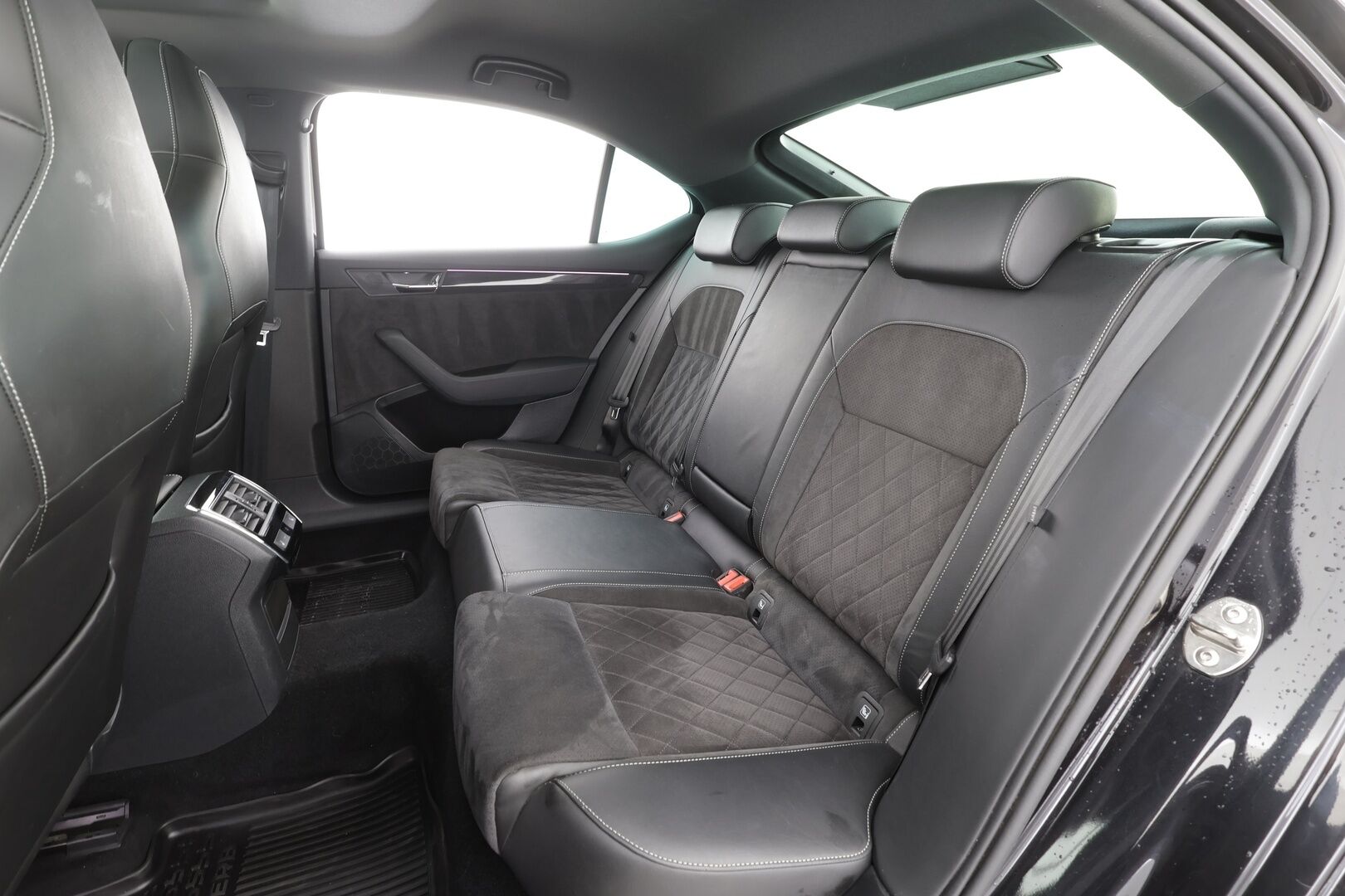 Skoda Superb 2018 2,0 TSI 4x4 SportLine DSG - ACC | Canton | Webasto | Koukku | Xenon | Muistipenkki | P.Kamera | Apple&Android  | 2x renkaat