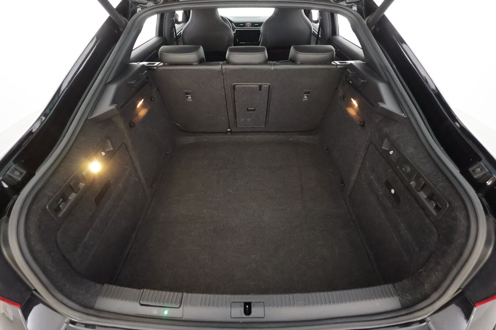 Skoda Superb 2018 2,0 TSI 4x4 SportLine DSG - ACC | Canton | Webasto | Koukku | Xenon | Muistipenkki | P.Kamera | Apple&Android  | 2x renkaat