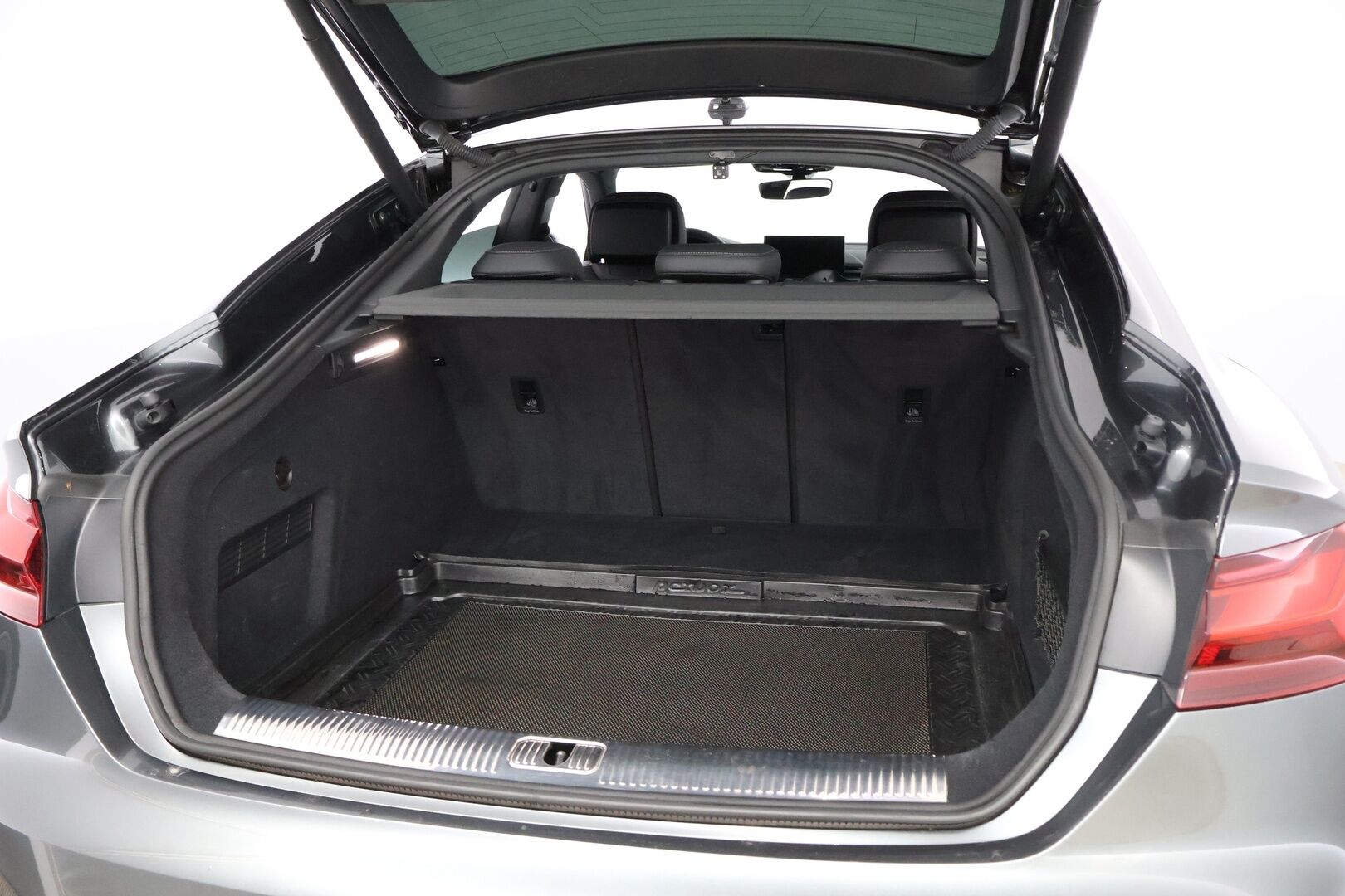 Audi A5 2021 Sportback Business Advanced 40 TFSI MHEV S tronic S Line - 3,99 % KORKOTARJOUS TÄHÄN AUTOON 7.9. ASTI! - Suomiauto / Webasto / Peruutuskamera / Digital Cockpit / Vetokoukku / Matrix LED / Puolinahkasisusta / Todella näyttävä!