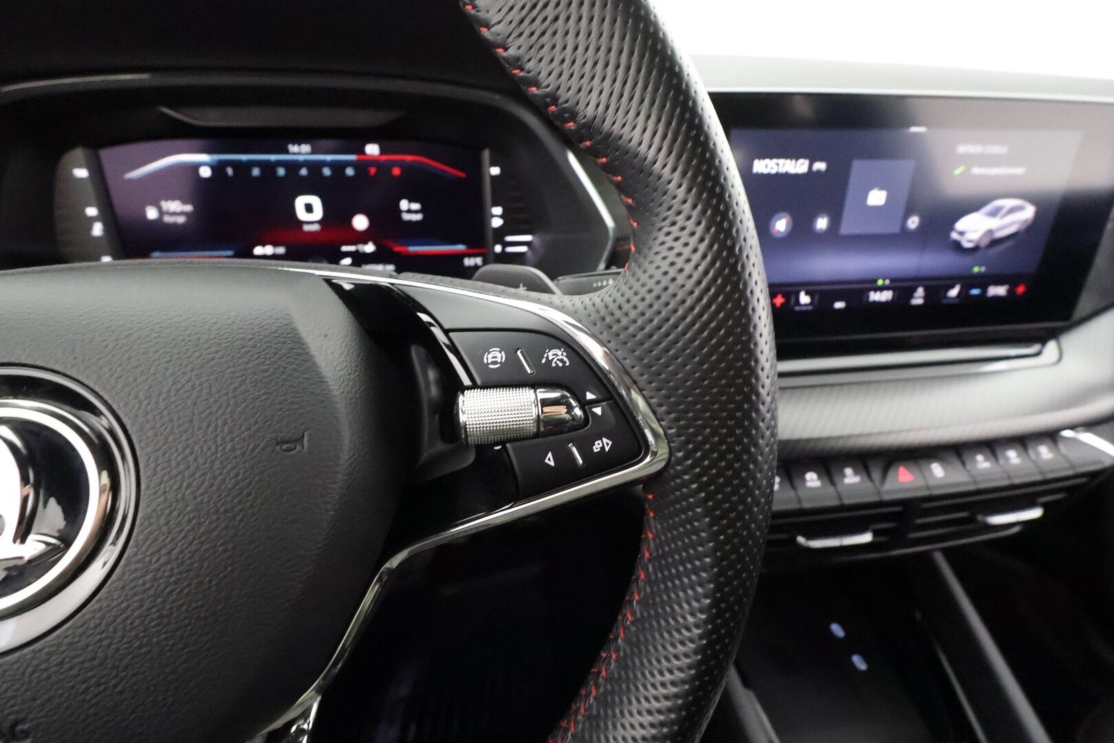 Skoda Octavia 2021 2,0 TSI RS DSG Autom. * ACC / Webasto / Koukku / Canton / Matrix LED / Navi / Sporttipenkit / Digimittaristo / Ratinlämmitin / Keyless * - Suomi-auto / Kahdet renkaat aluvanteilla