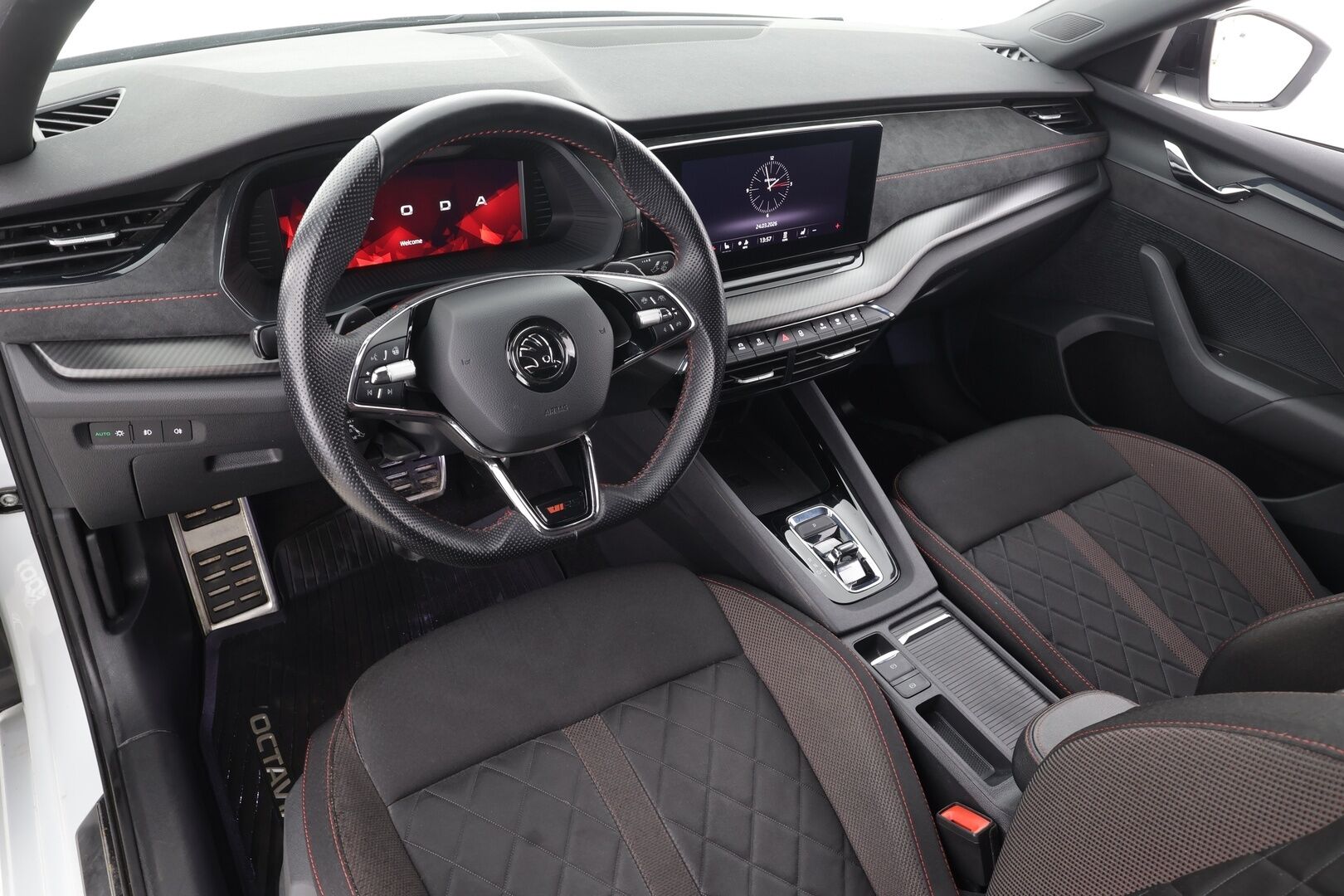 Skoda Octavia 2021 2,0 TSI RS DSG Autom. * ACC / Webasto / Koukku / Canton / Matrix LED / Navi / Sporttipenkit / Digimittaristo / Ratinlämmitin / Keyless * - Suomi-auto / Kahdet renkaat aluvanteilla
