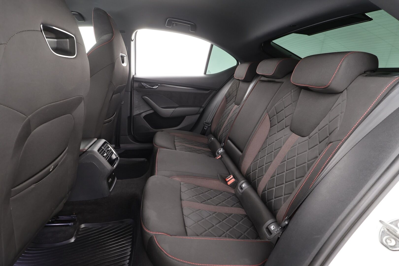 Skoda Octavia 2021 2,0 TSI RS DSG Autom. * ACC / Webasto / Koukku / Canton / Matrix LED / Navi / Sporttipenkit / Digimittaristo / Ratinlämmitin / Keyless * - Suomi-auto / Kahdet renkaat aluvanteilla