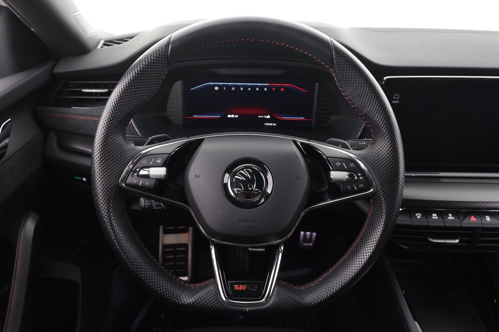 Skoda Octavia 2021 2,0 TSI RS DSG Autom. * ACC / Webasto / Koukku / Canton / Matrix LED / Navi / Sporttipenkit / Digimittaristo / Ratinlämmitin / Keyless * - Suomi-auto / Kahdet renkaat aluvanteilla