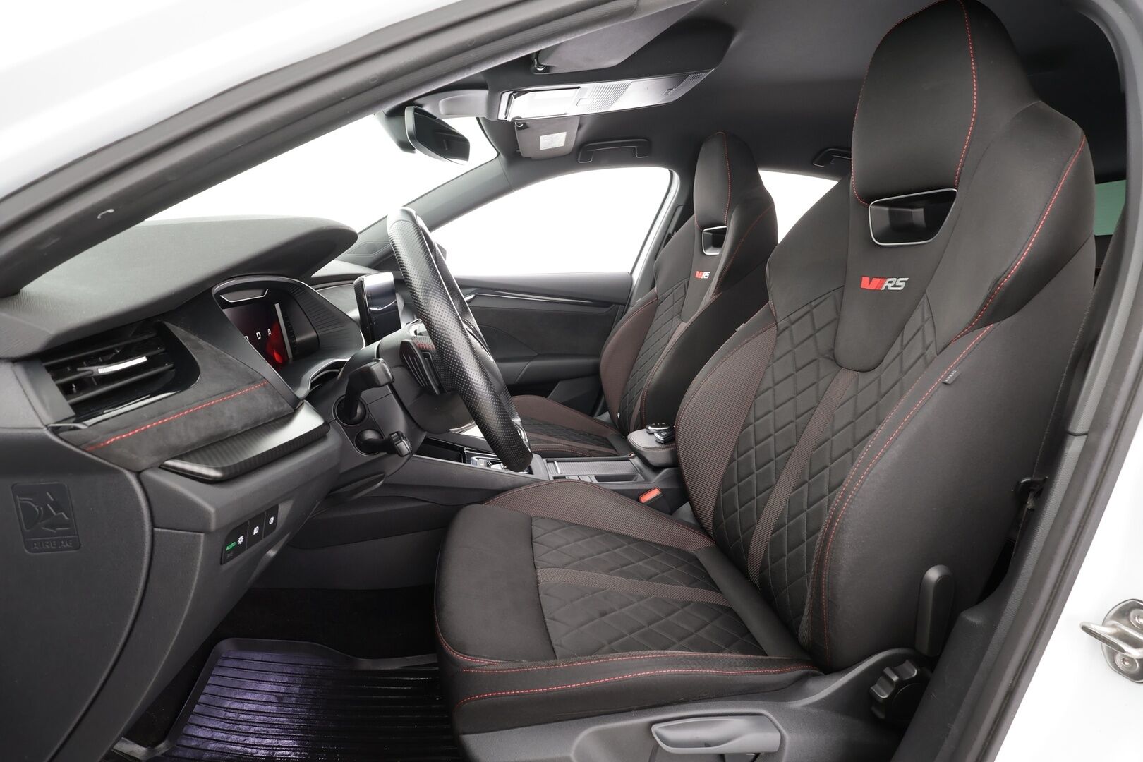 Skoda Octavia 2021 2,0 TSI RS DSG Autom. * ACC / Webasto / Koukku / Canton / Matrix LED / Navi / Sporttipenkit / Digimittaristo / Ratinlämmitin / Keyless * - Suomi-auto / Kahdet renkaat aluvanteilla