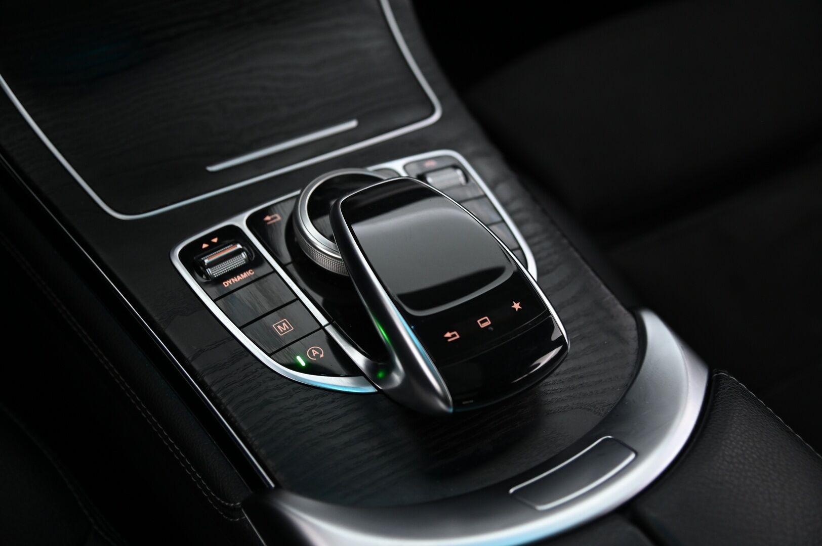 Mercedes-Benz GLC 2016 250 d 4Matic A Premium Business AMG *Panorama / 360-kamera / Koukku / Kessy / Navi* - *Juuri huollettu / AMG sisä- ja ulkopaketti / 2x hyvät renkaat aluvanteilla* - Osta nyt, maksa vasta ensi vuonna