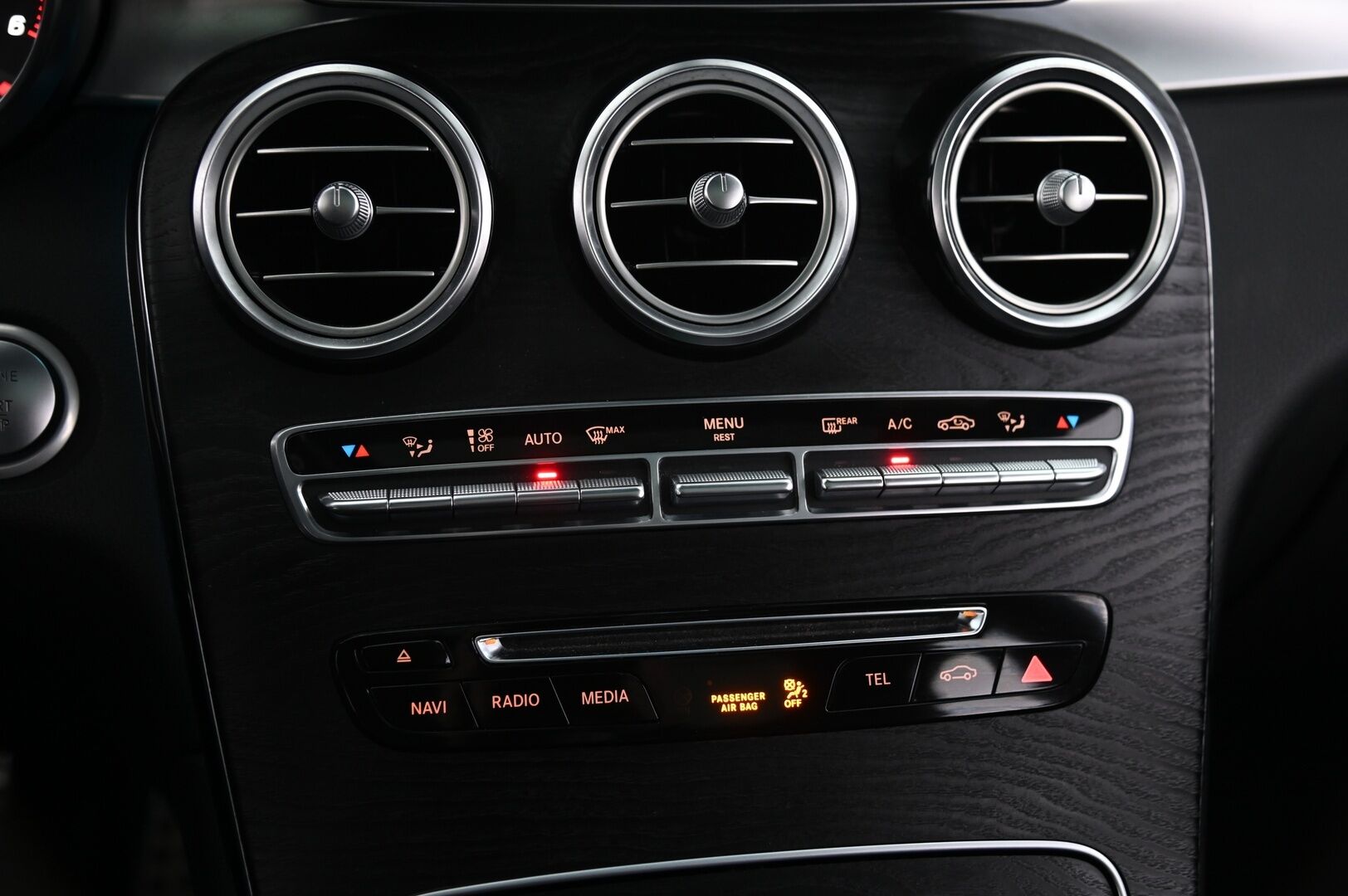 Mercedes-Benz GLC 2016 250 d 4Matic A Premium Business AMG *Panorama / 360-kamera / Koukku / Kessy / Navi* - 3,99 % KORKOTARJOUS TÄHÄN AUTOON 28.9. ASTI! - *Juuri huollettu / AMG sisä- ja ulkopaketti / 2x hyvät renkaat aluvanteilla*