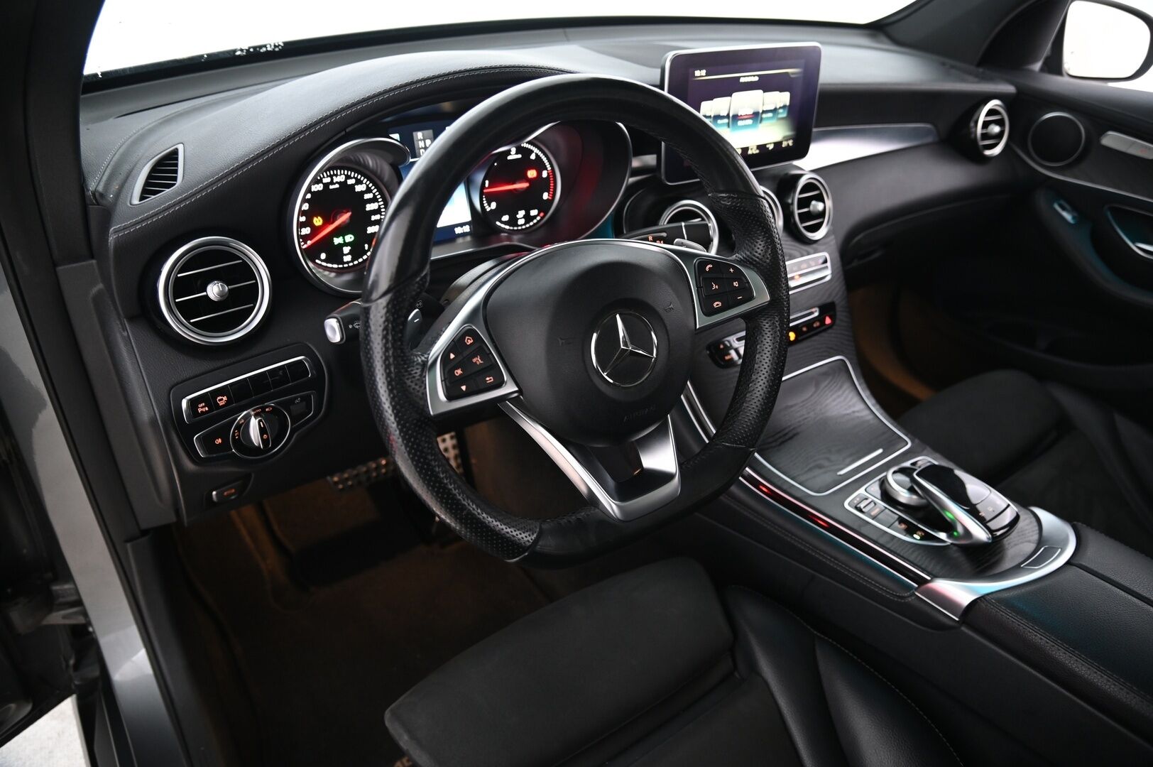 Mercedes-Benz GLC 2016 250 d 4Matic A Premium Business AMG *Panorama / 360-kamera / Koukku / Kessy / Navi* - 3,99 % KORKOTARJOUS TÄHÄN AUTOON 28.9. ASTI! - *Juuri huollettu / AMG sisä- ja ulkopaketti / 2x hyvät renkaat aluvanteilla*