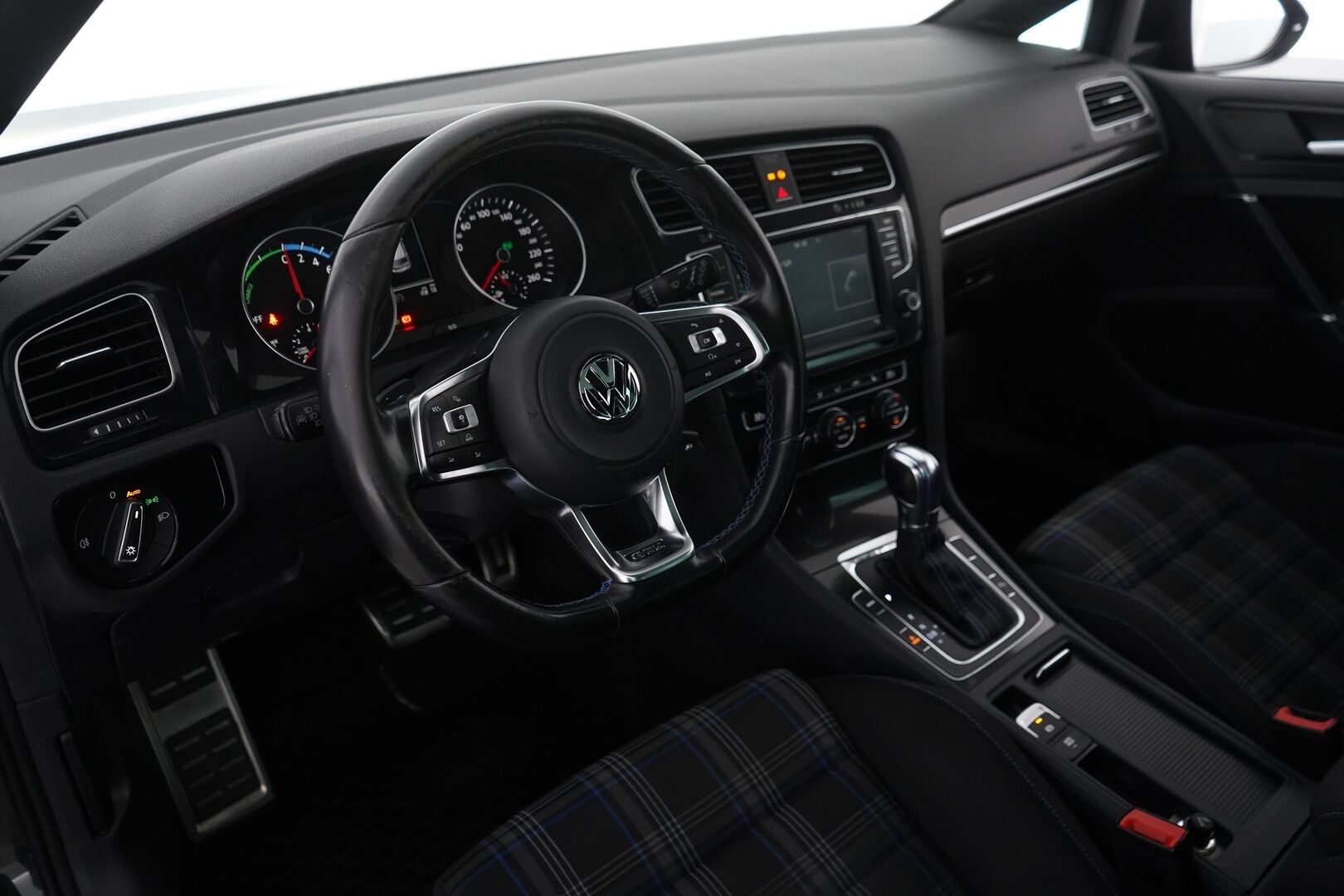 Volkswagen Golf 2015 GTE Plug-In Hybrid 150 kW (204 hv) DSG-automaatti *ACC / Panorama / Tutkat / LED / Lohko+sisä* - Seuraava katsastus 09/2026 / Kahdet vanteet
