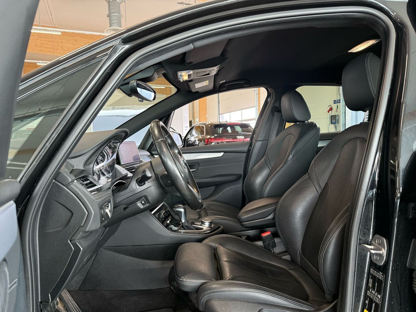 BMW 225 2017 F45 Active Tourer 225xe A Business M Sport - HUD / Vakkari / Kamera / Ratinlämmitin / Sähköluukku / Nahkasisusta / Urheiluistuimet