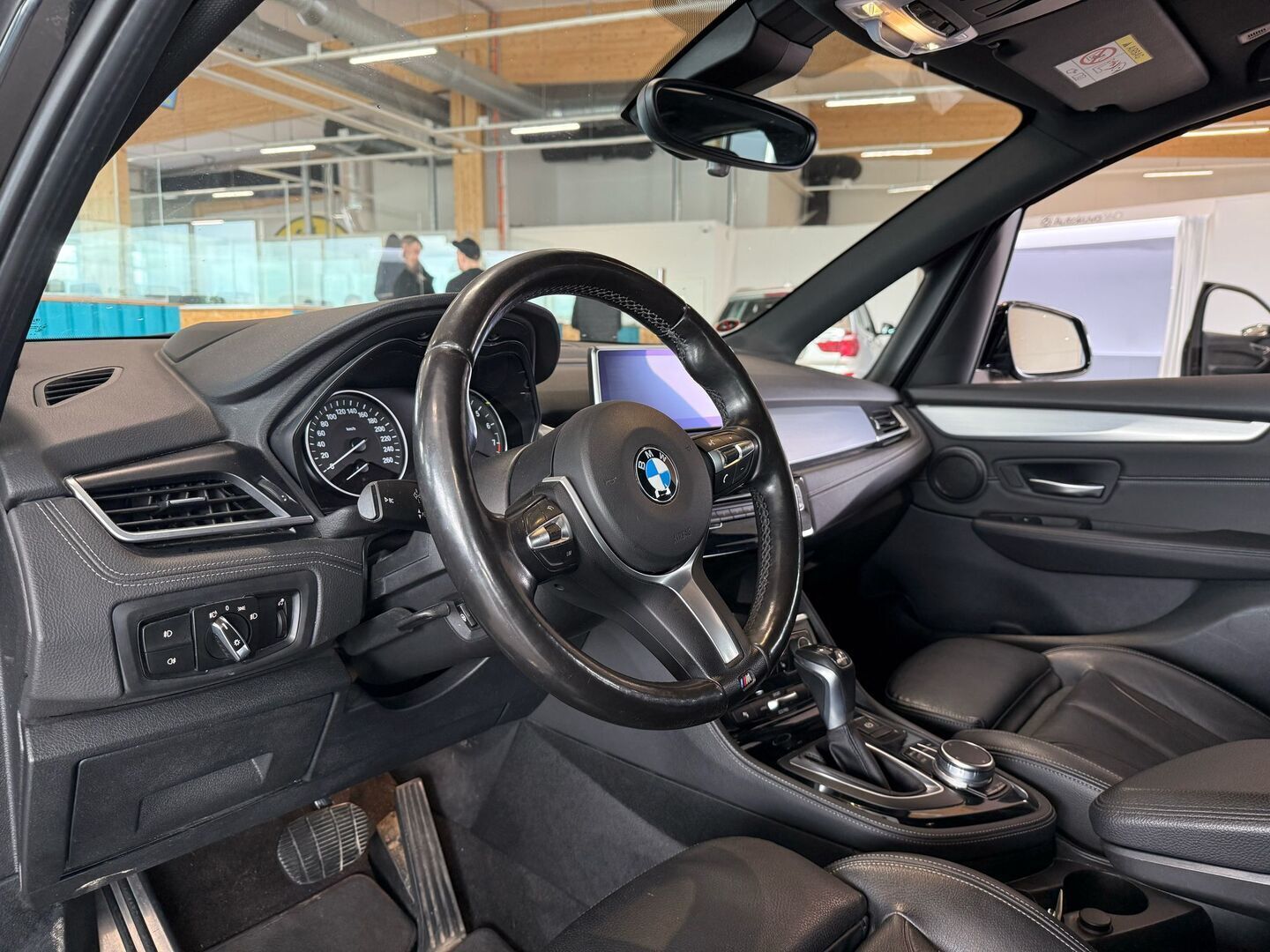BMW 225 2017 F45 Active Tourer 225xe A Business M Sport - HUD / Vakkari / Kamera / Ratinlämmitin / Sähköluukku / Nahkasisusta / Urheiluistuimet