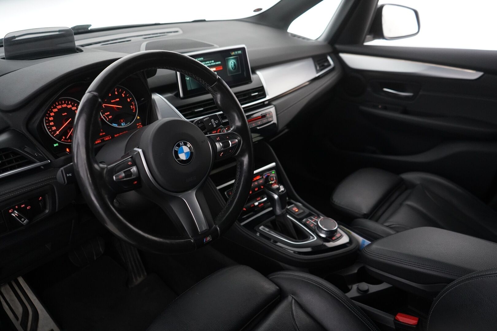 BMW 225 2017 F45 Active Tourer 225xe A Business M Sport - HUD / Vakkari / Kamera / Ratinlämmitin / Sähköluukku / Nahkasisusta / Urheiluistuimet