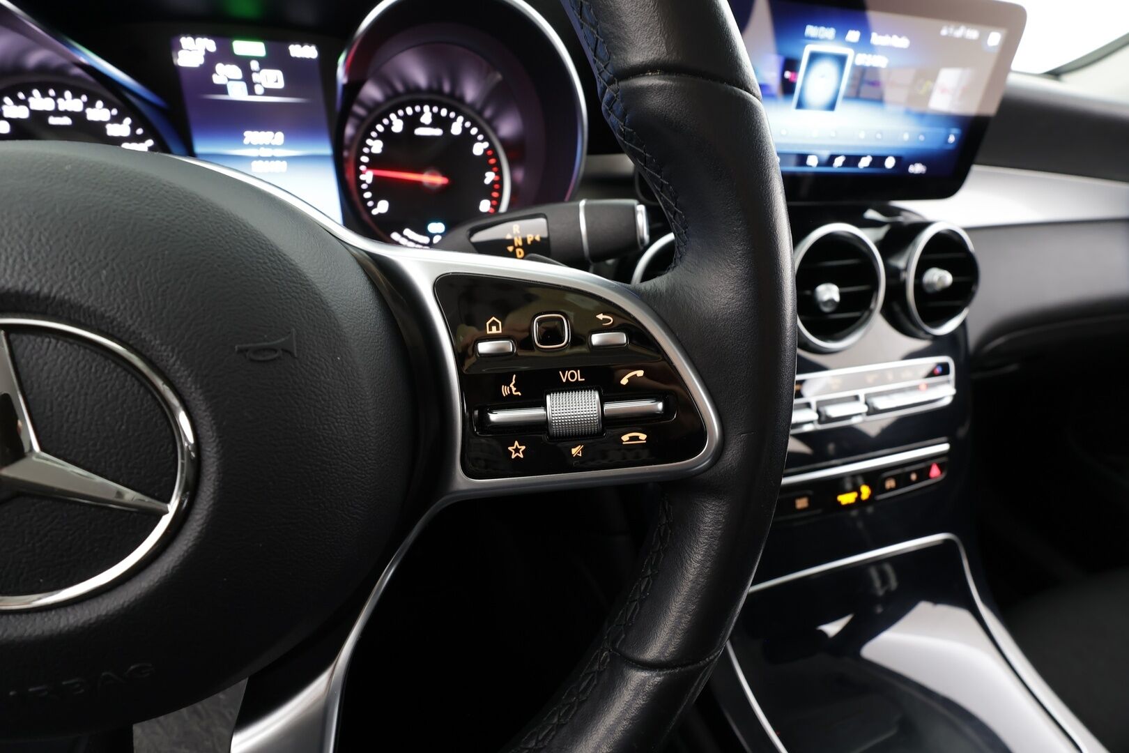 Mercedes-Benz GLC 2021 300 e 4MATIC A Business EQ Power * 1.Om Suomi-auto / Distronic+ / P.kamera / LED / Navi / Sähköluukku / Sporttipenkit * - Kahdet renkaat aluvanteilla - HULLU BLACKWEEK KORKOTARJOUS 2,49%