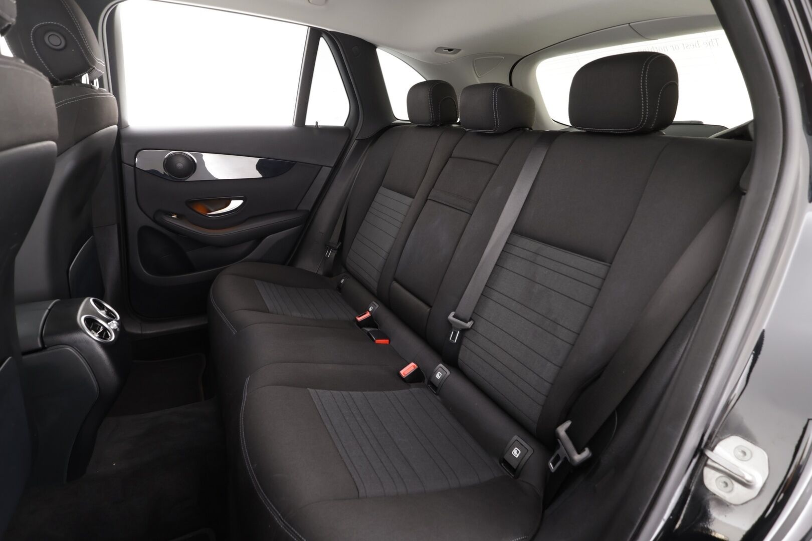 Mercedes-Benz GLC 2021 300 e 4MATIC A Business EQ Power * 1.Om Suomi-auto / Distronic+ / P.kamera / LED / Navi / Sähköluukku / Sporttipenkit * - Kahdet renkaat aluvanteilla - HULLU BLACKWEEK KORKOTARJOUS 2,49%