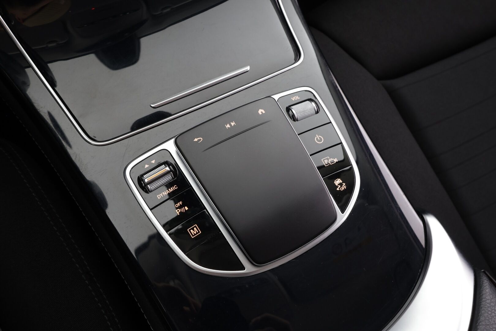 Mercedes-Benz GLC 2021 300 e 4MATIC A Business EQ Power * 1.Om Suomi-auto / Distronic+ / P.kamera / LED / Navi / Sähköluukku / Sporttipenkit * - Kahdet renkaat aluvanteilla - HULLU BLACKWEEK KORKOTARJOUS 2,49%