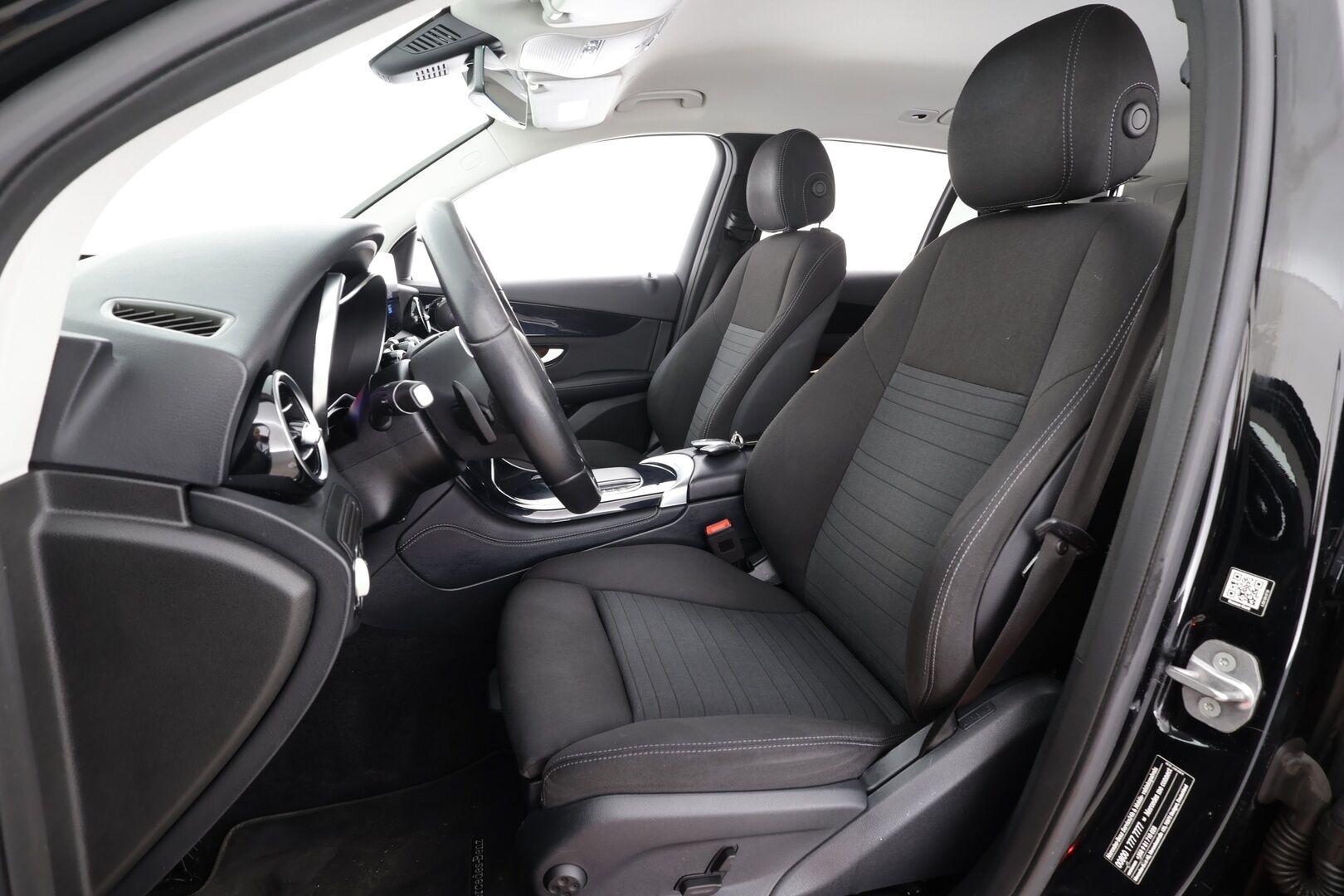 Mercedes-Benz GLC 2021 300 e 4MATIC A Business EQ Power * 1.Om Suomi-auto / Distronic+ / P.kamera / LED / Navi / Sähköluukku / Sporttipenkit * - Kahdet renkaat aluvanteilla - HULLU BLACKWEEK KORKOTARJOUS 2,49%