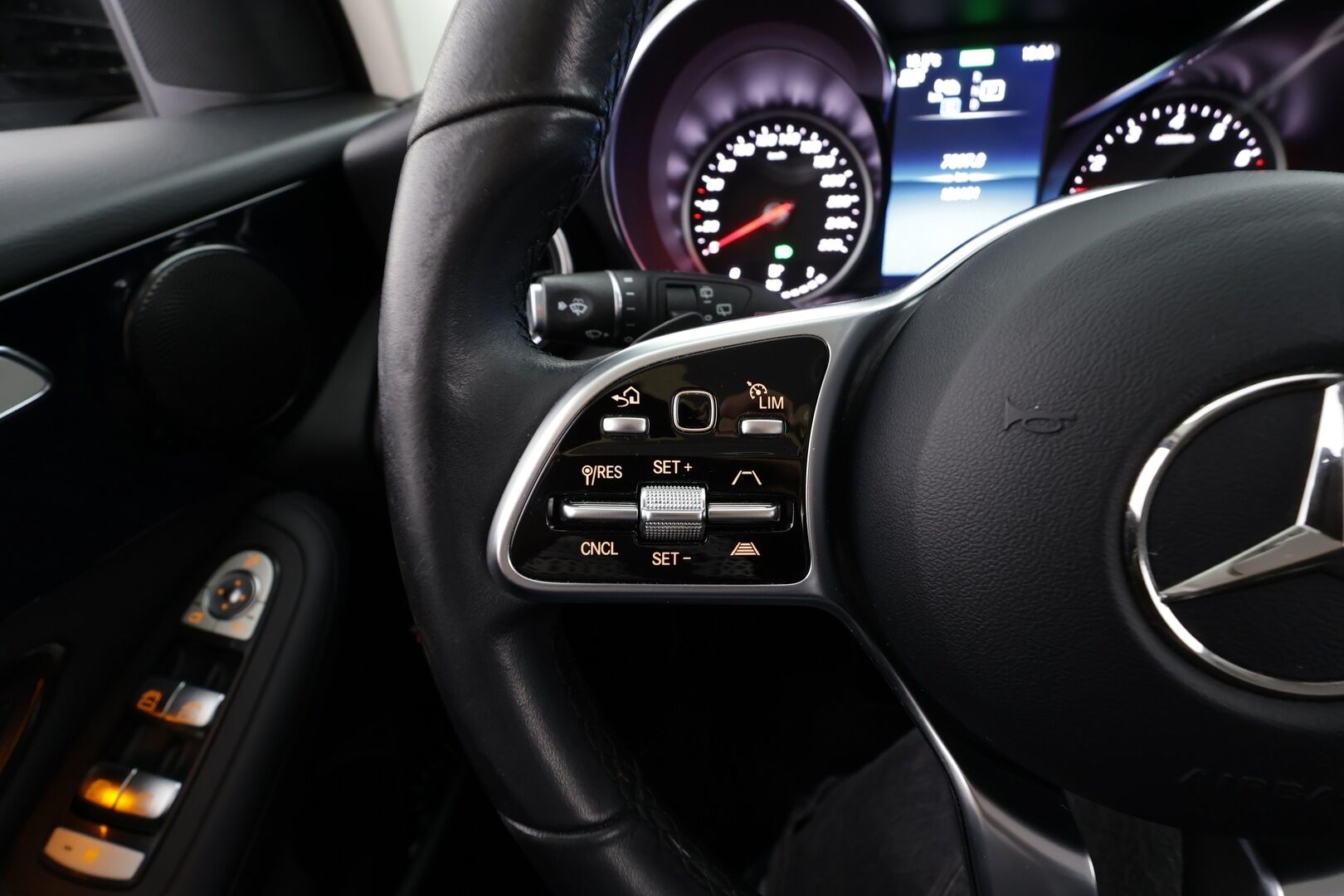 Mercedes-Benz GLC 2021 300 e 4MATIC A Business EQ Power * 1.Om Suomi-auto / Distronic+ / P.kamera / LED / Navi / Sähköluukku / Sporttipenkit * - Kahdet renkaat aluvanteilla - HULLU BLACKWEEK KORKOTARJOUS 2,49%