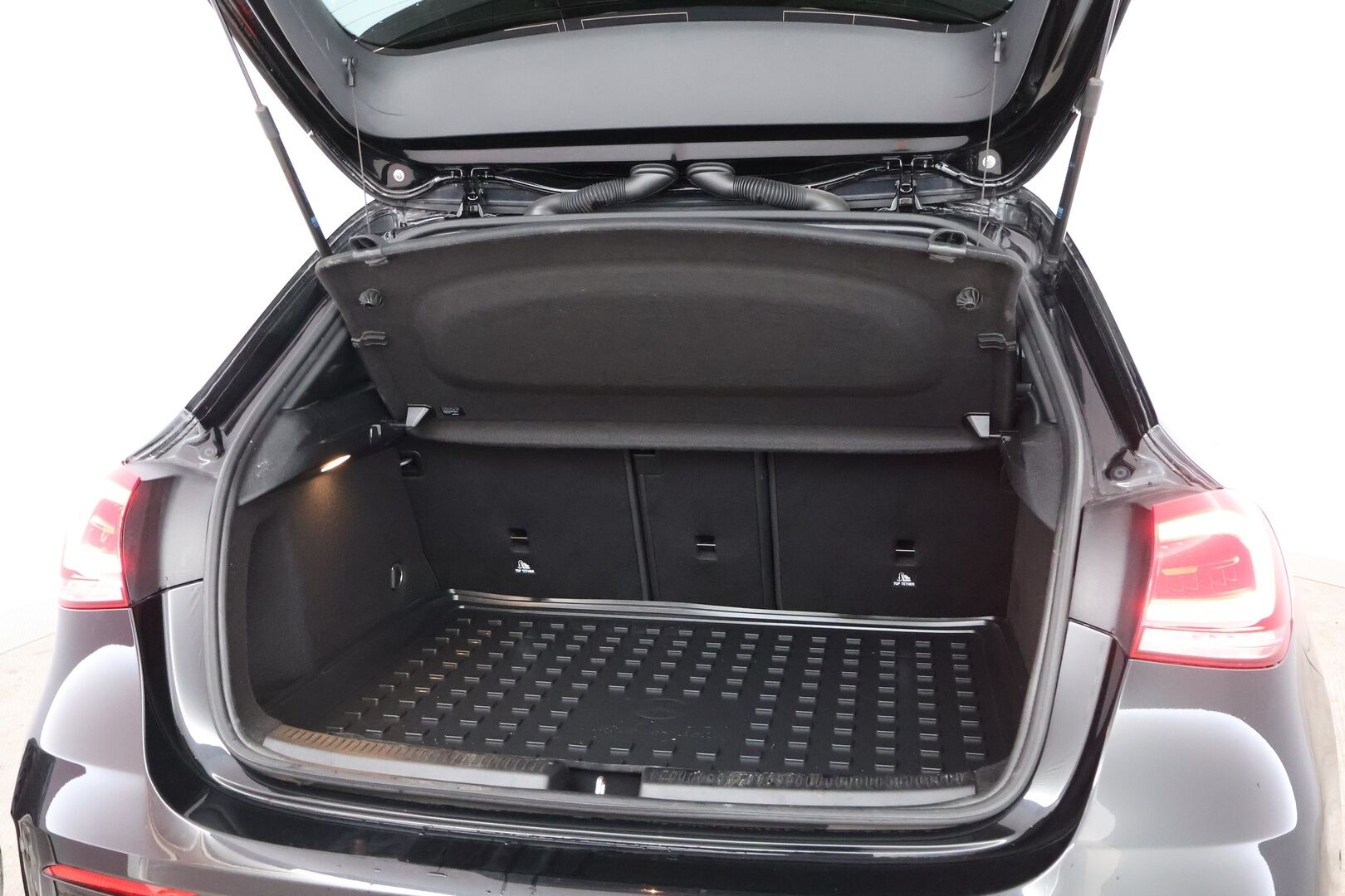Mercedes-Benz A 2020 250 e A Business AMG Edition EQ Power - Distronic Pro / Widescreen / Multibeam / Peruutuskamera / Nahka-Alcantara / Navi / Sporttipenkit / Juuri saapunut! 
