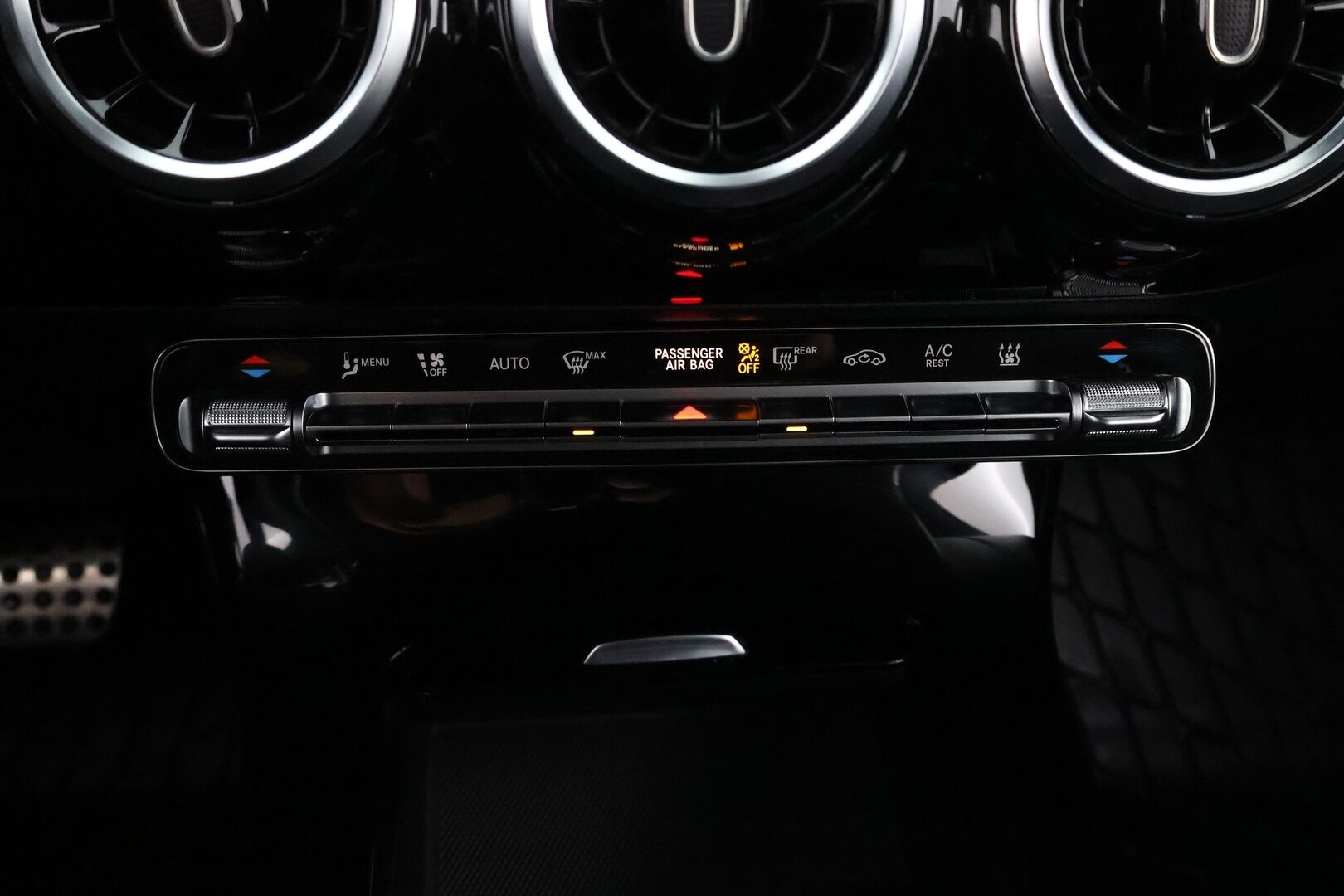 Mercedes-Benz A 2020 250 e A Business AMG Edition EQ Power - Distronic Pro / Widescreen / Multibeam / Peruutuskamera / Nahka-Alcantara / Navi / Sporttipenkit / Juuri saapunut! 