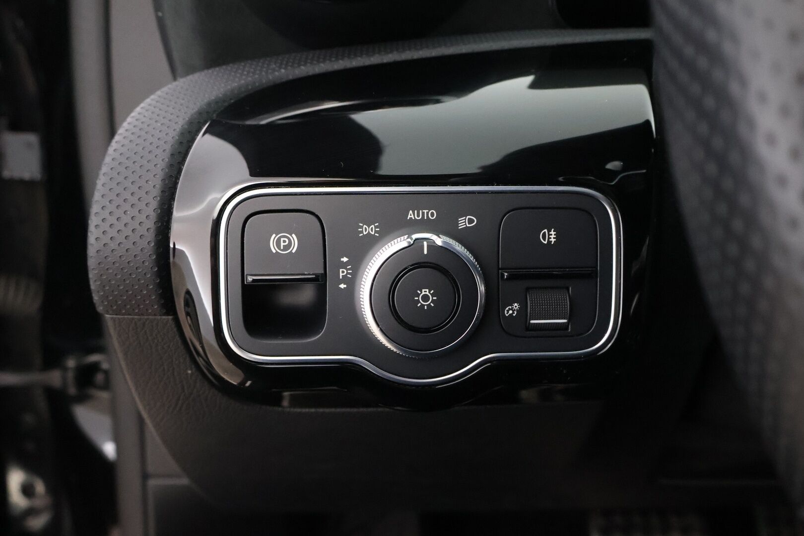 Mercedes-Benz A 2020 250 e A Business AMG Edition EQ Power - Distronic Pro / Widescreen / Multibeam / Peruutuskamera / Nahka-Alcantara / Navi / Sporttipenkit / Juuri saapunut! 