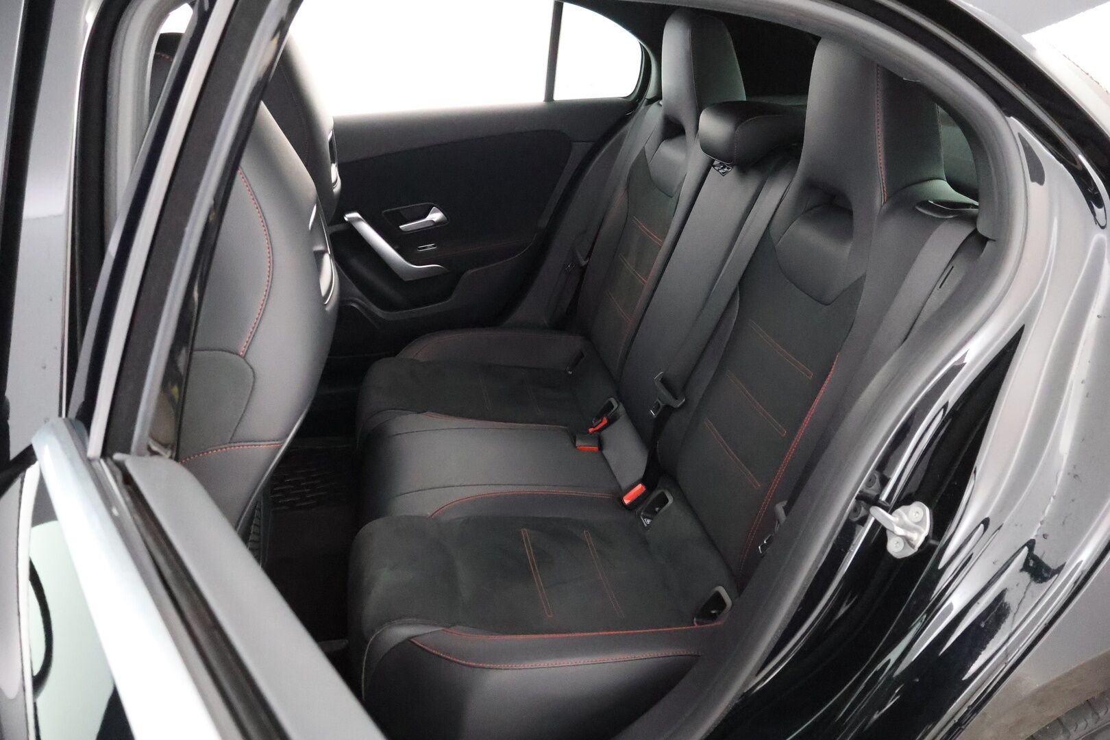 Mercedes-Benz A 2020 250 e A Business AMG Edition EQ Power - Distronic Pro / Widescreen / Multibeam / Peruutuskamera / Nahka-Alcantara / Navi / Sporttipenkit / Juuri saapunut! 