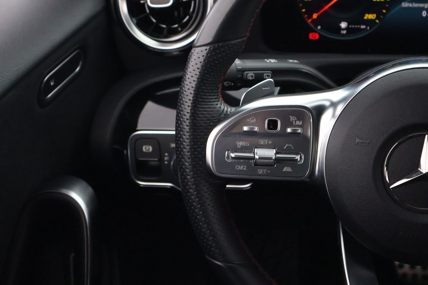 Mercedes-Benz A 2020 250 e A Business AMG Edition EQ Power - Distronic Pro / Widescreen / Multibeam / Peruutuskamera / Nahka-Alcantara / Navi / Sporttipenkit / Juuri saapunut! 
